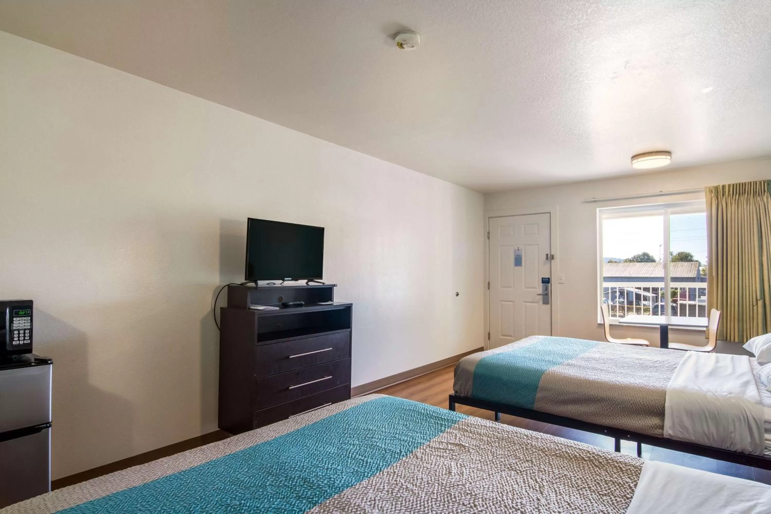 TV and multimedia, Bed in Motel 6 Portland Mall - 205