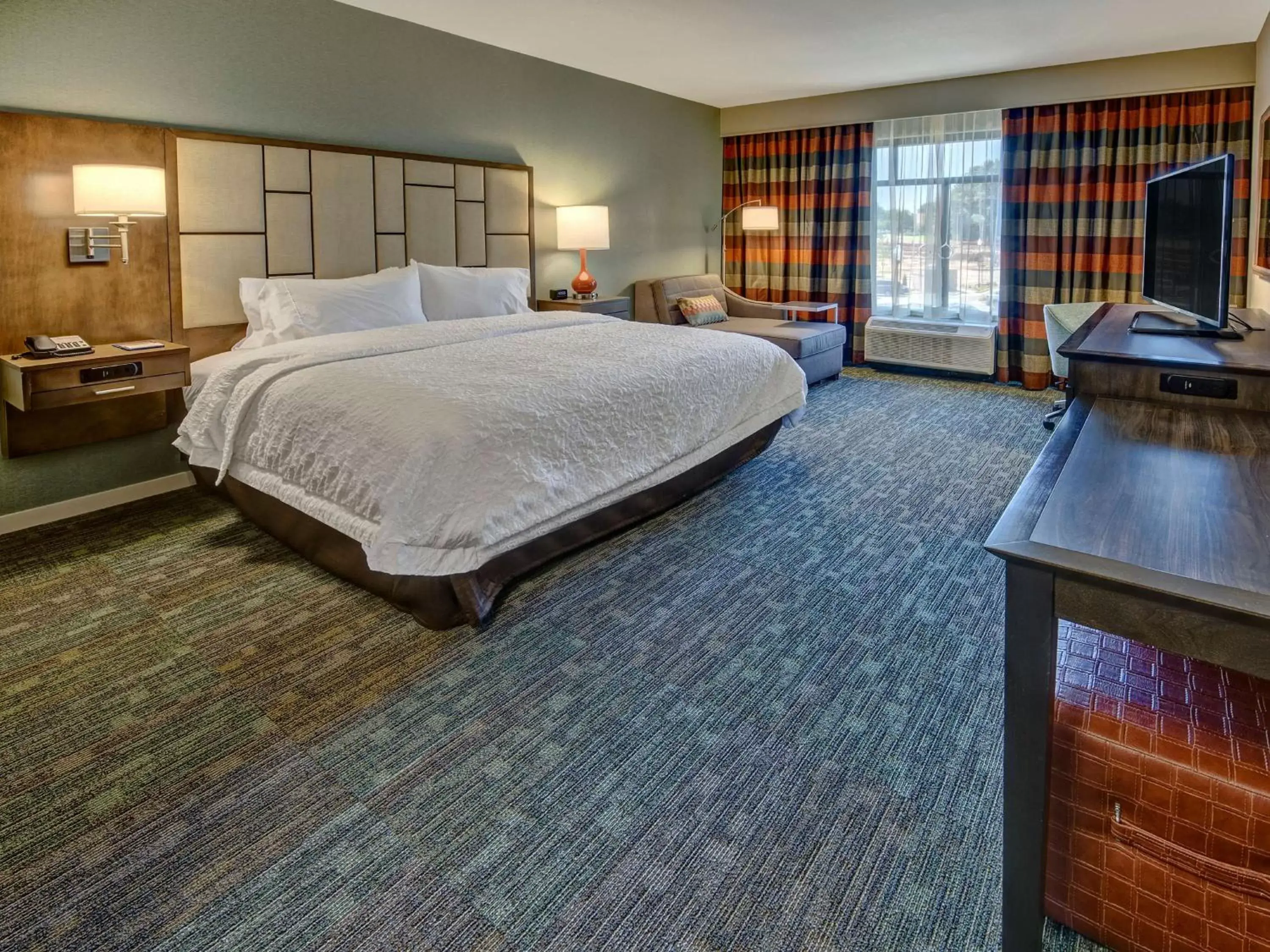 Bed in Hampton Inn & Suites Memphis Germantown