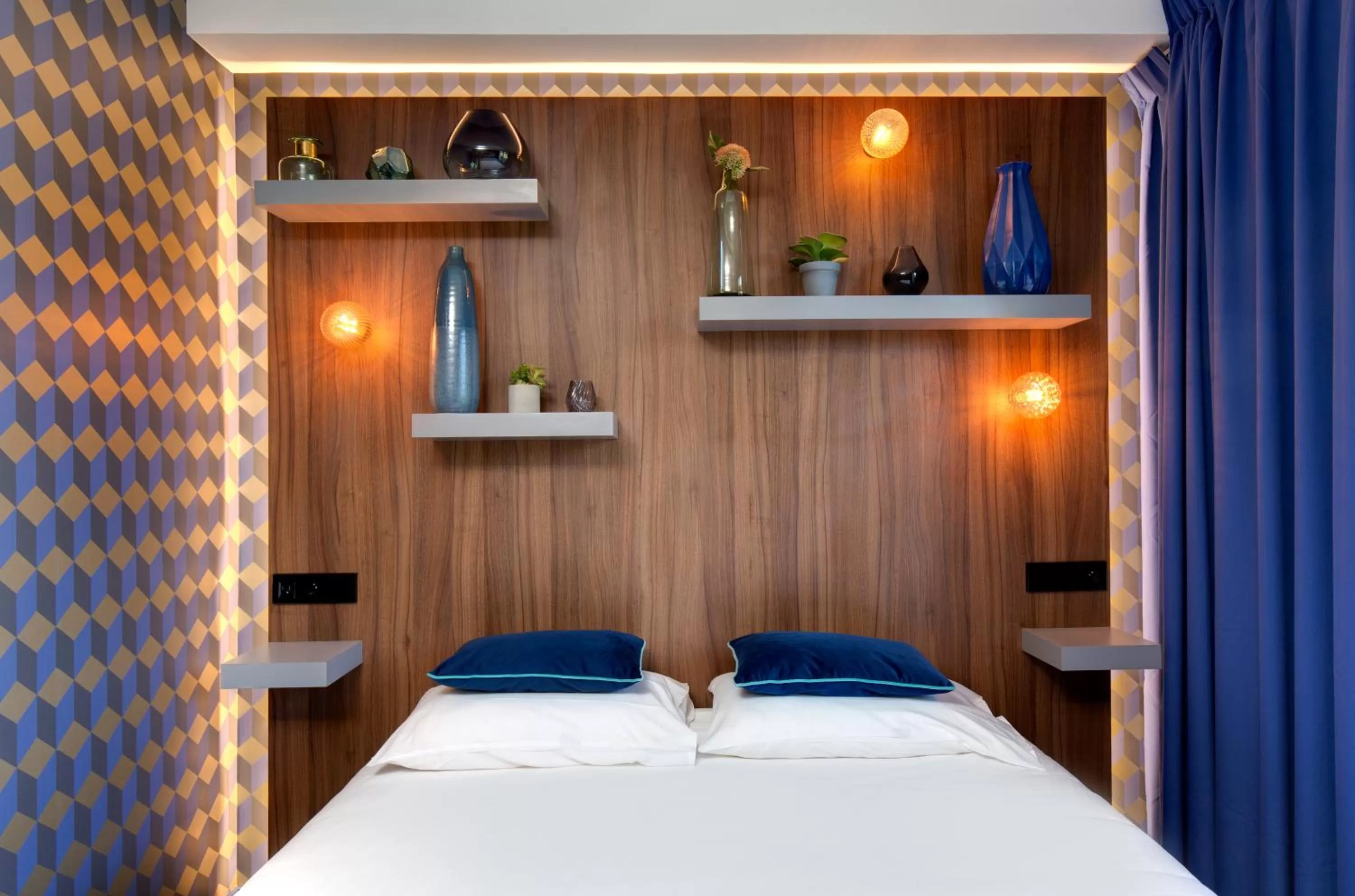 Photo of the whole room, Bed in Hôtel Montmorency & Spa