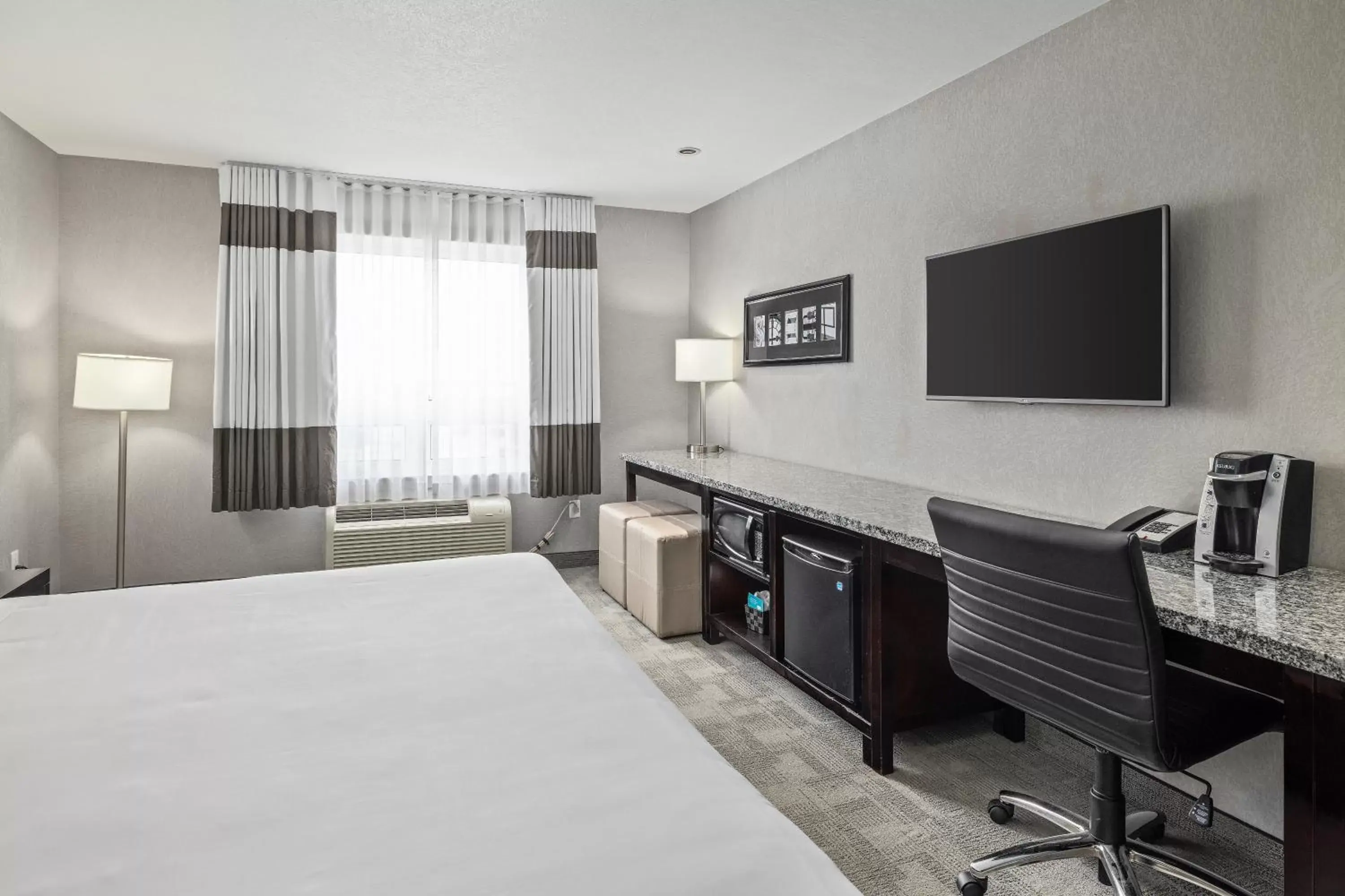 TV and multimedia, TV/Entertainment Center in Home Inn & Suites Regina Airport