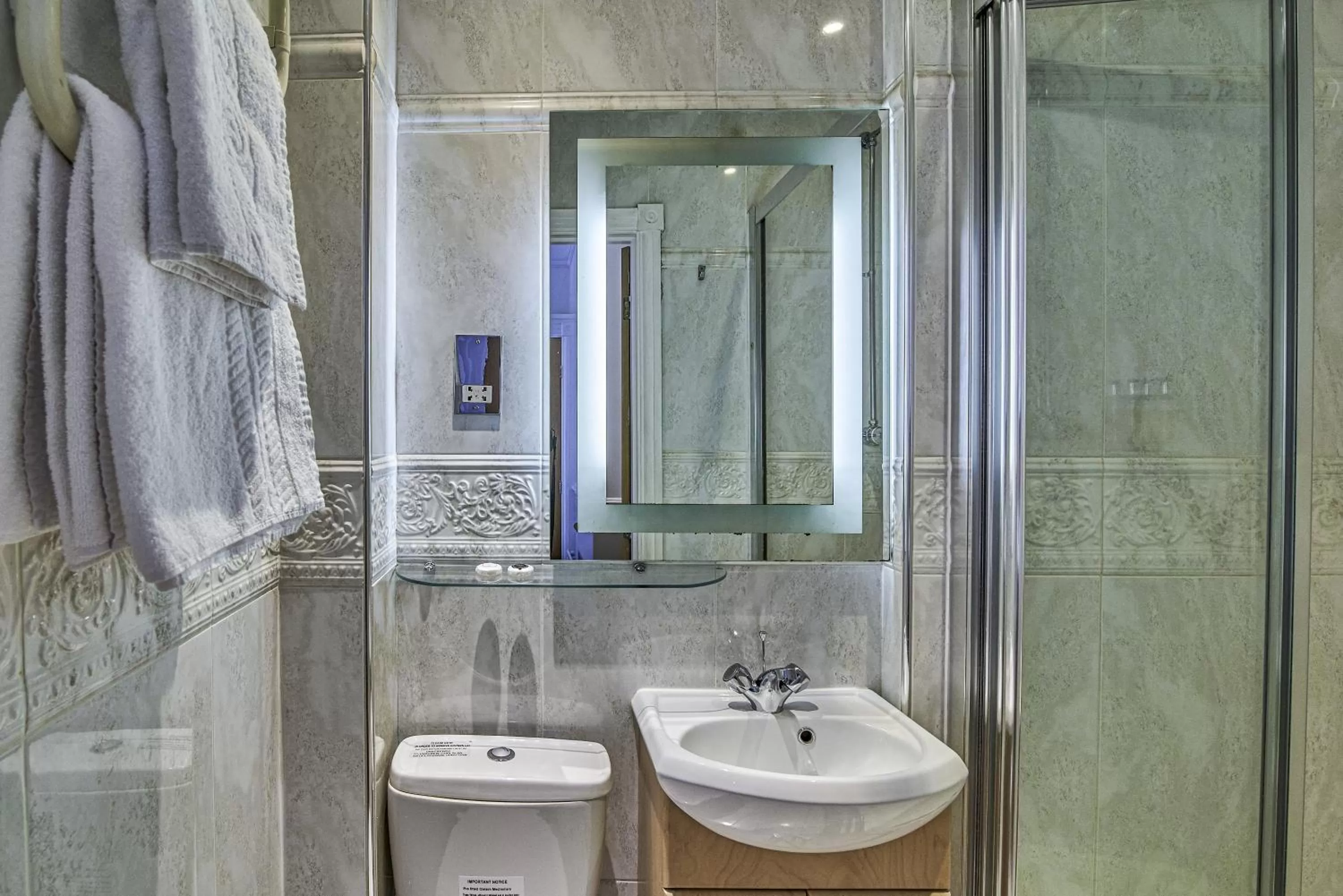 Bathroom in Hyde Park Radnor Hotel B&B