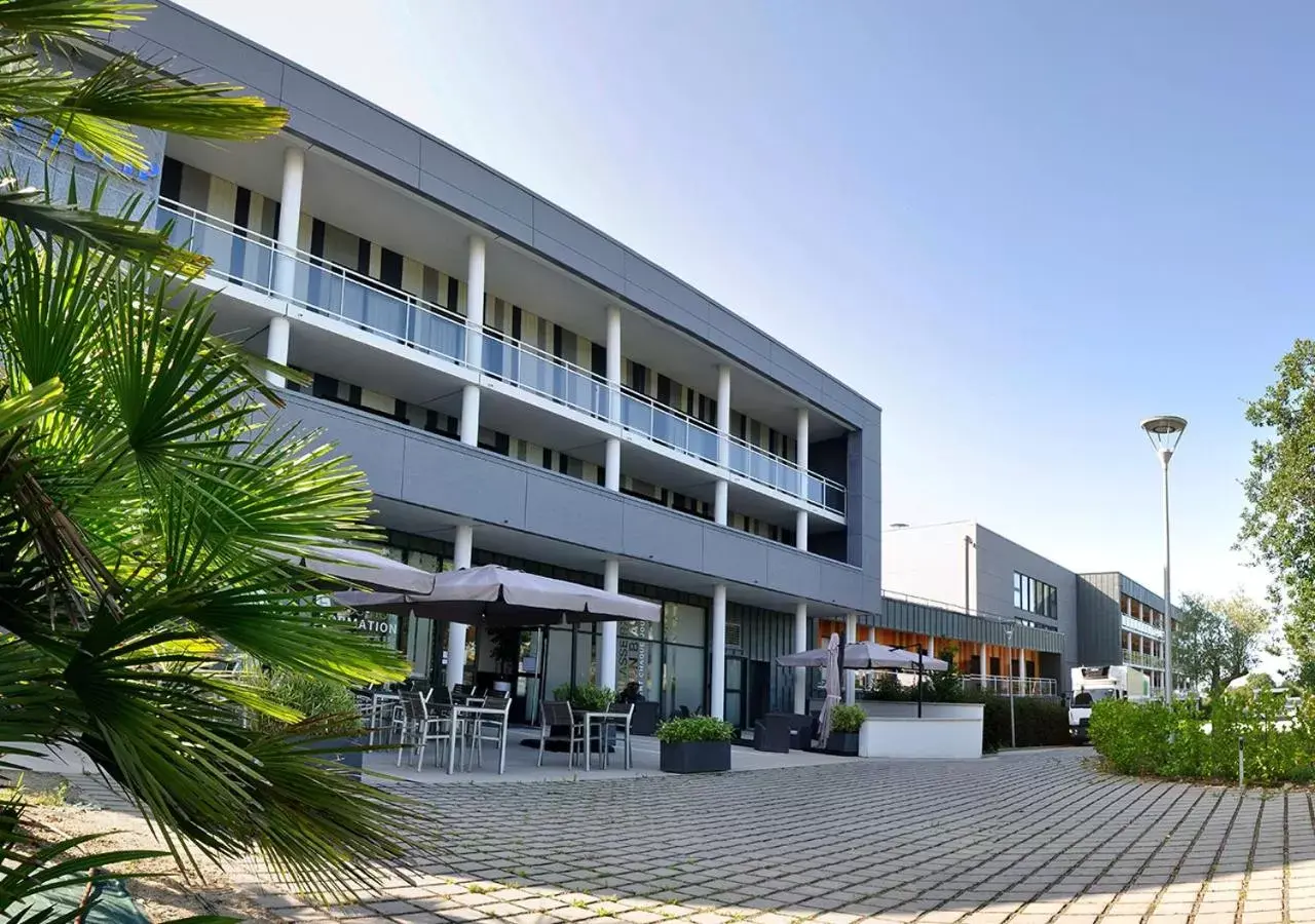 Facade/entrance, Property Building in Golden Tulip Pornic Suites