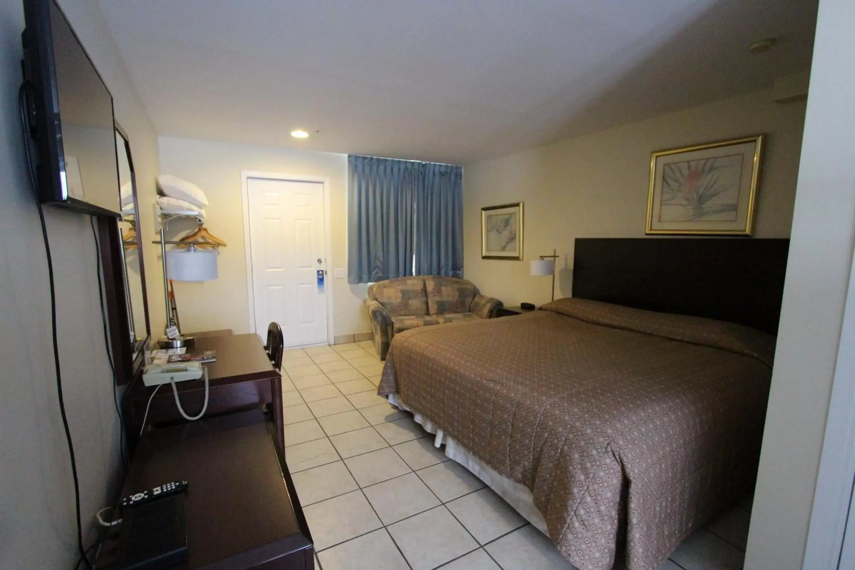 Photo of the whole room, Bed in Stardust Motel - Timberlea