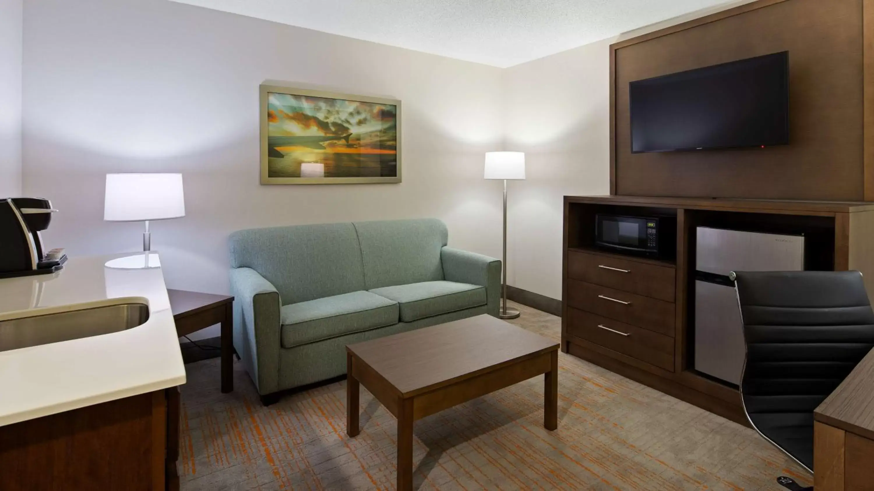 Photo of the whole room, Seating Area in Best Western Niceville - Eglin AFB Hotel