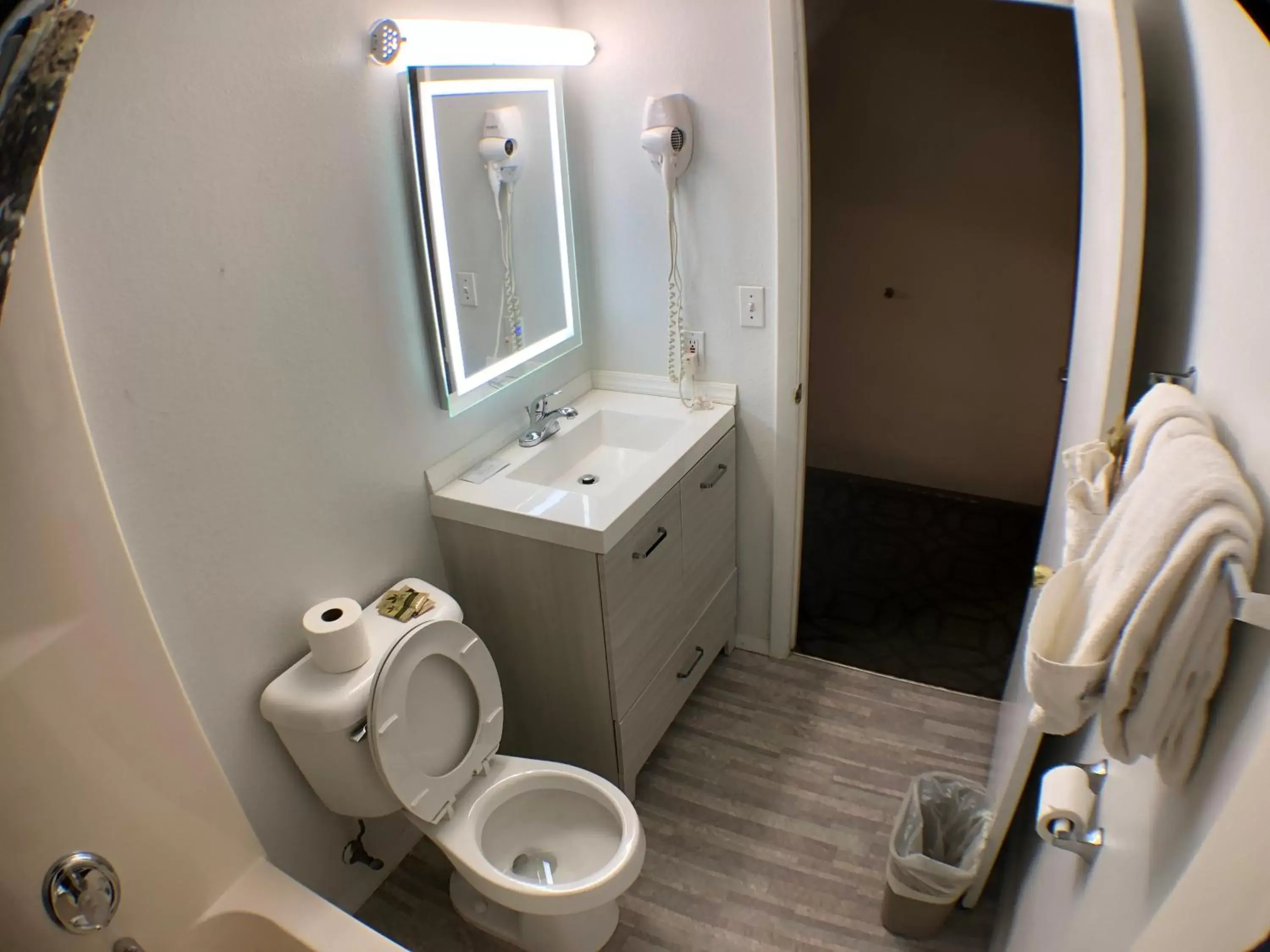 Bathroom in Tower 64 Motel & RV