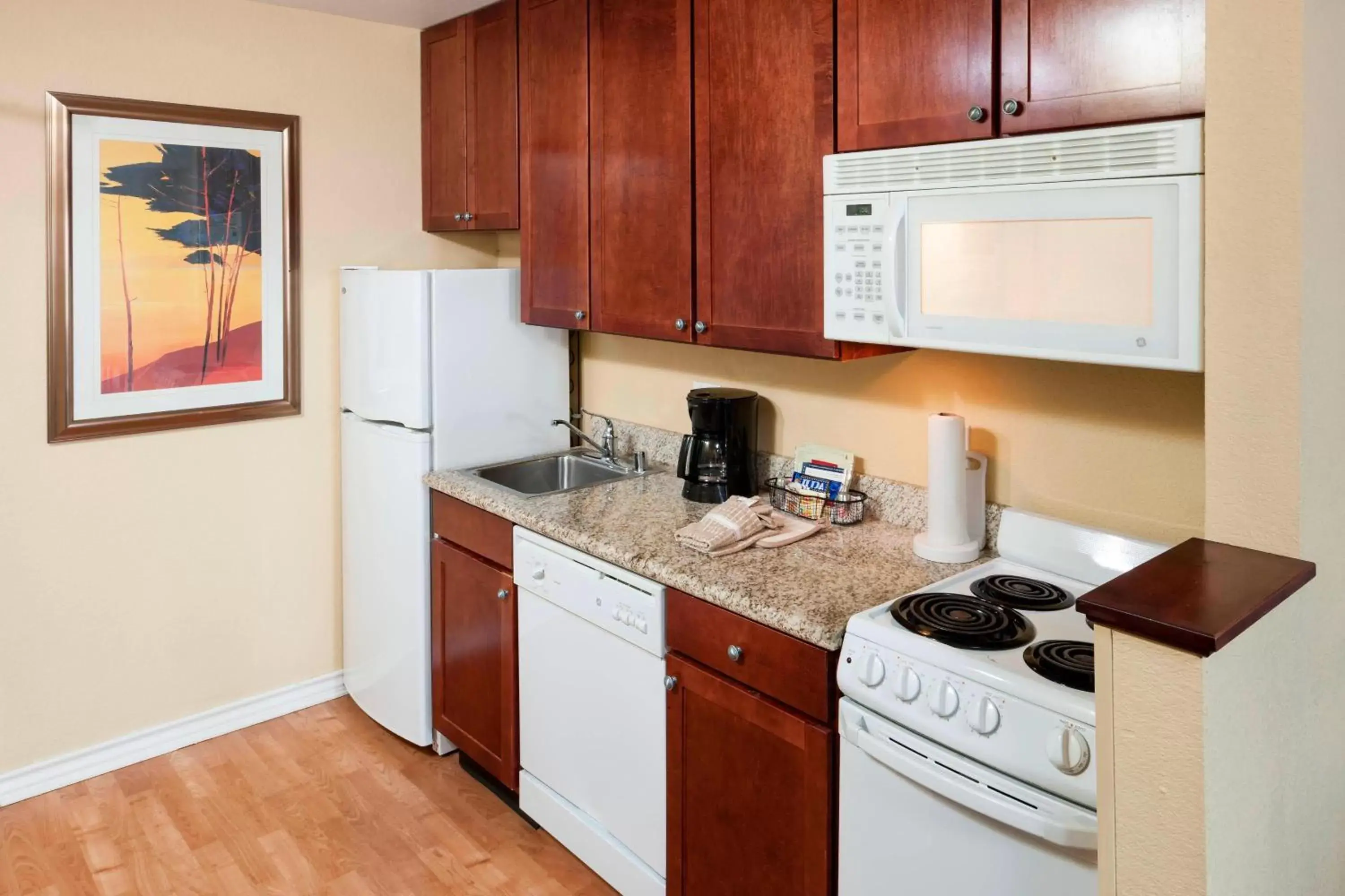 Kitchen or kitchenette, Kitchen/Kitchenette in TownePlace Suites by Marriott Texarkana