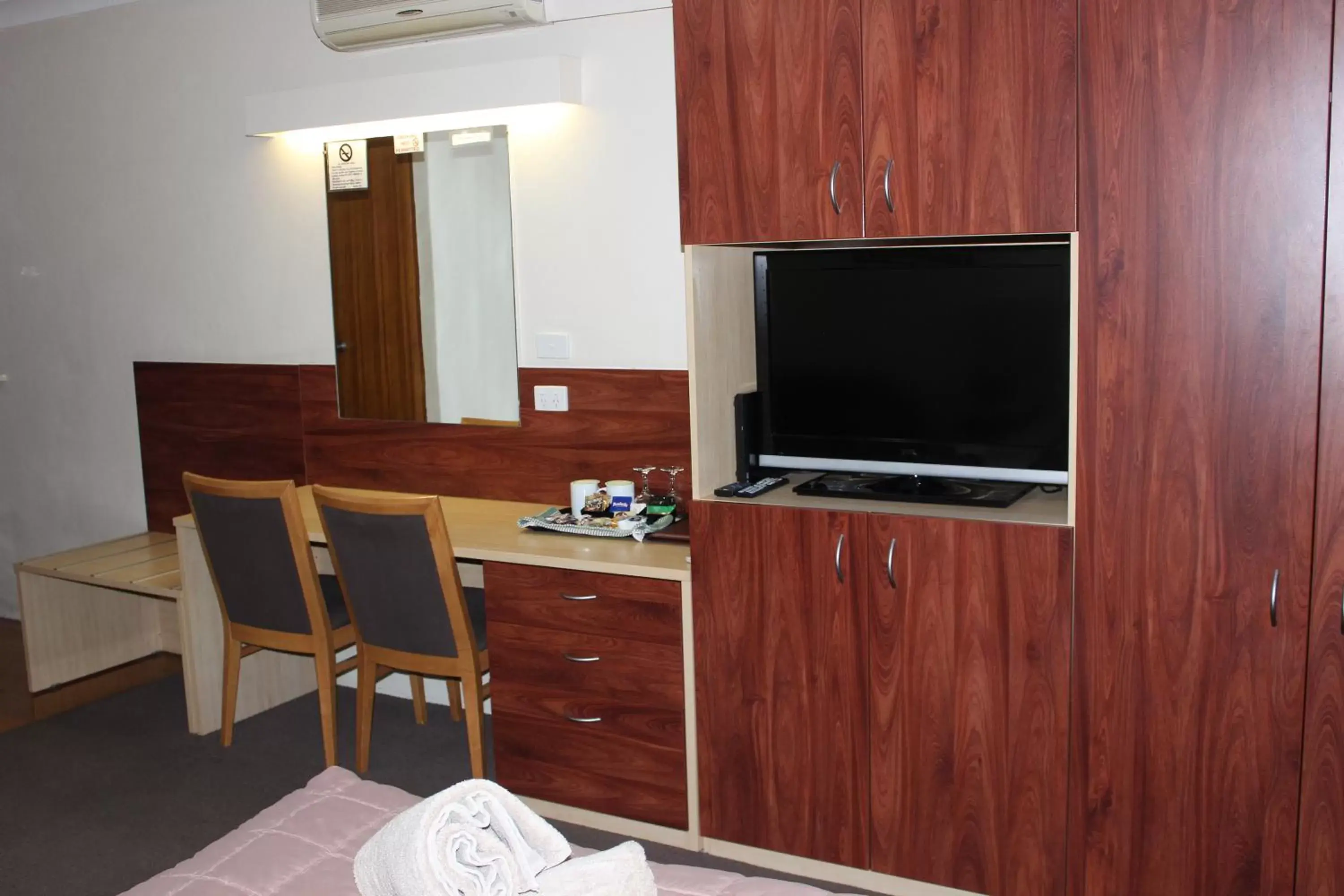 TV/Entertainment Center in Acacia Motor Inn