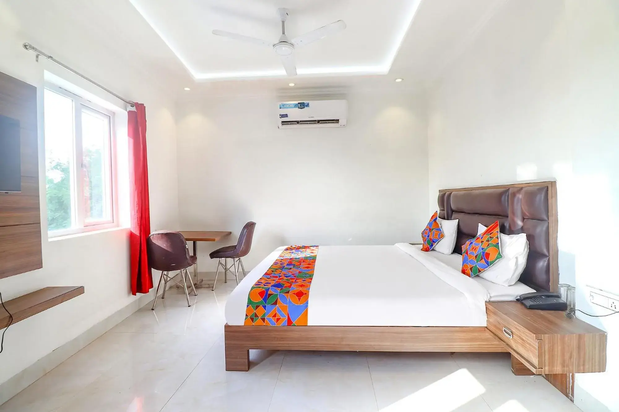 TV and multimedia, Bed in FabHotel Bhawana