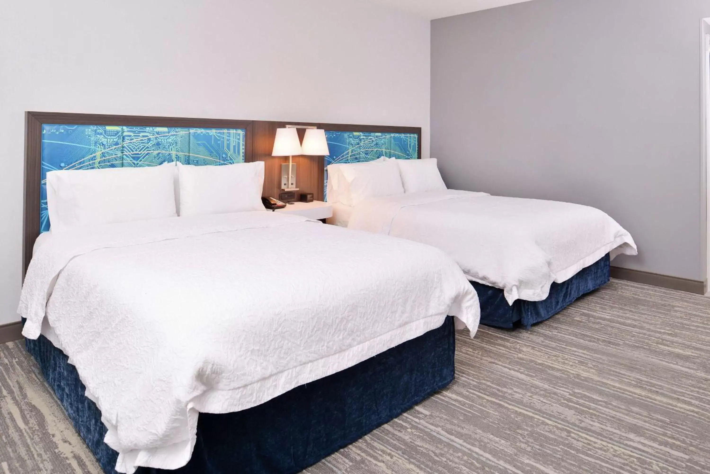 Bed in Hampton Inn & Suites Saint Paul Oakdale Woodbury Bed in Hampton Inn & Suites Saint Paul Oakdale Woodbury