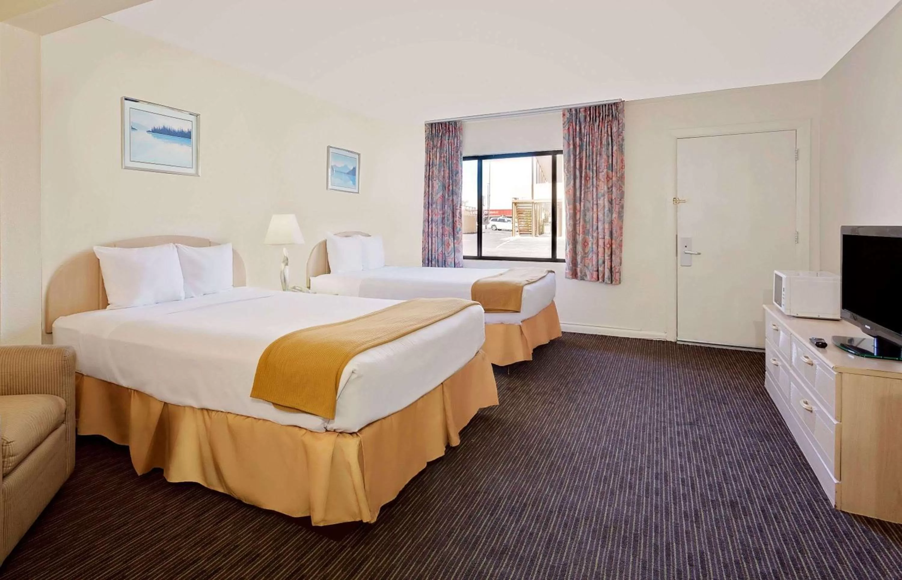 Photo of the whole room, Bed in Knights Inn Page