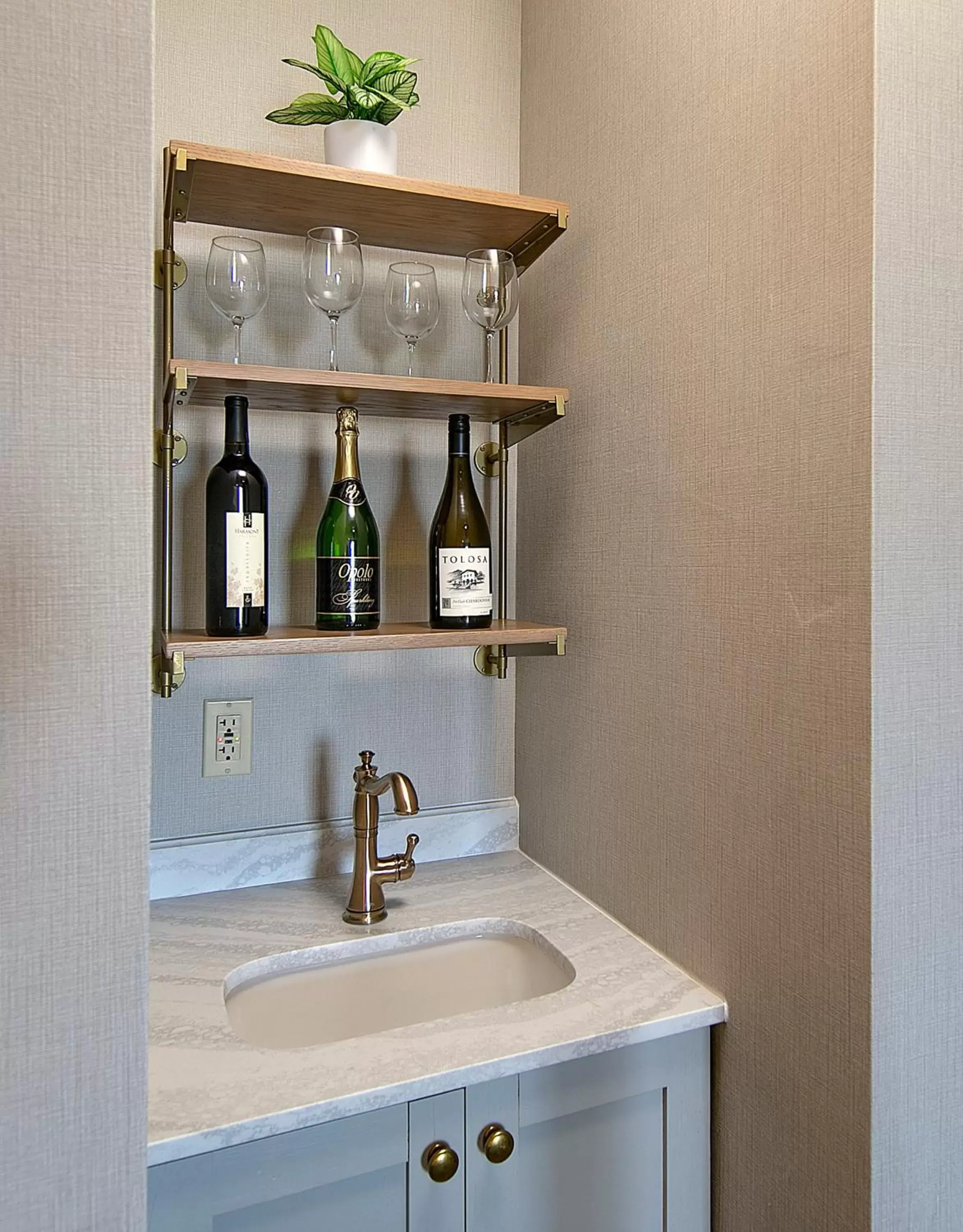 Decorative detail, Kitchen/Kitchenette in Fireside Inn on Moonstone Beach