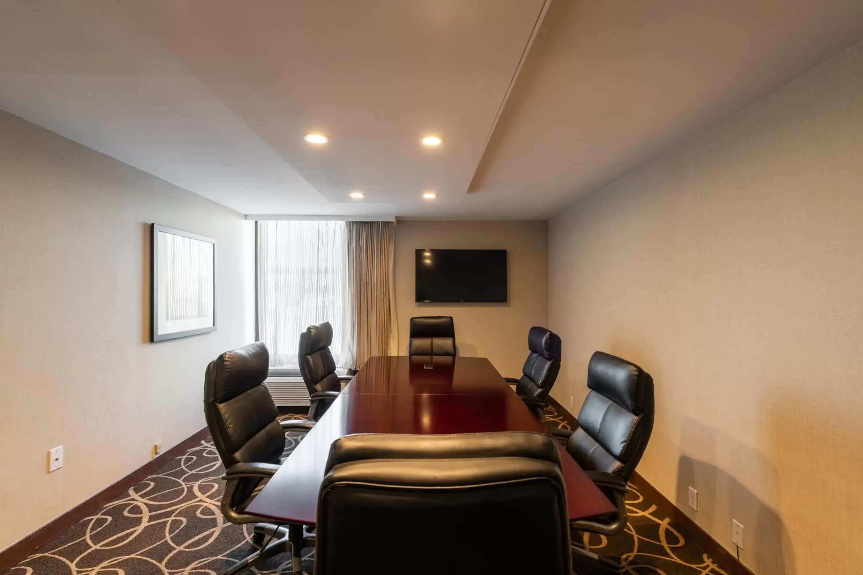 Meeting/conference room in Crowne Plaza Newark Airport, an IHG Hotel