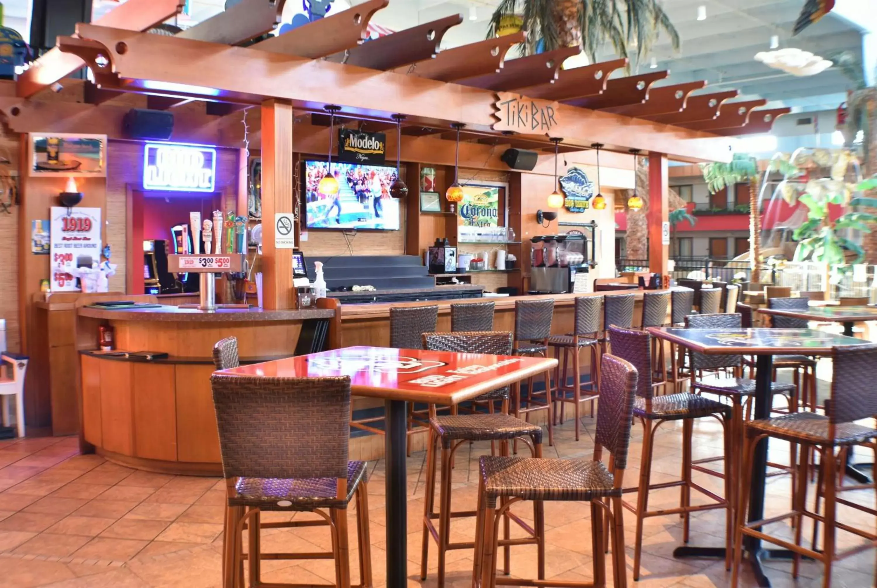 Lounge or bar, Lounge/Bar in Ramada by Wyndham Sioux Falls Airport - Waterpark Resort & Event Center