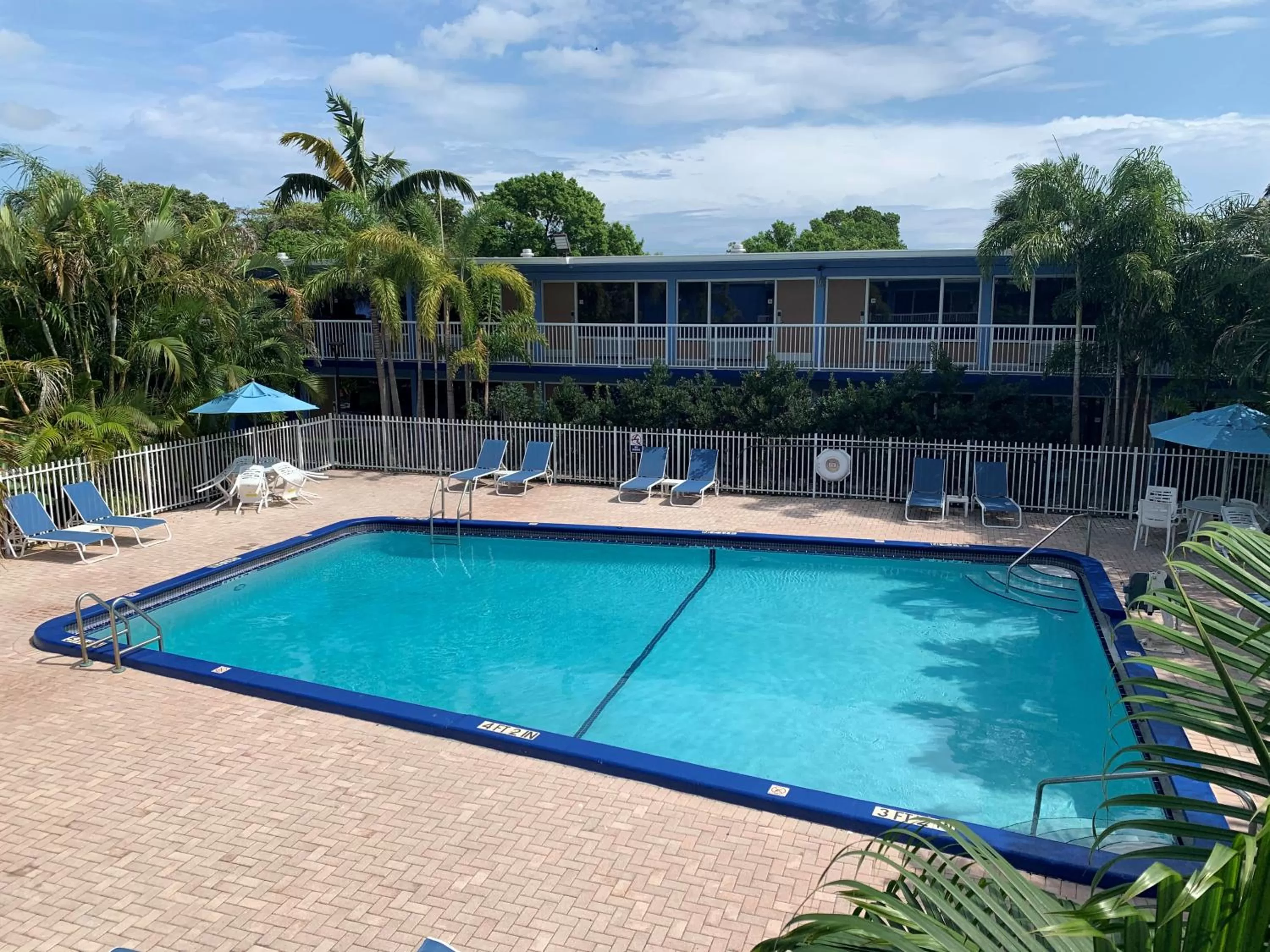 Swimming pool in Rodeway Inn & Suites Fort Lauderdale Airport & Cruise Port
