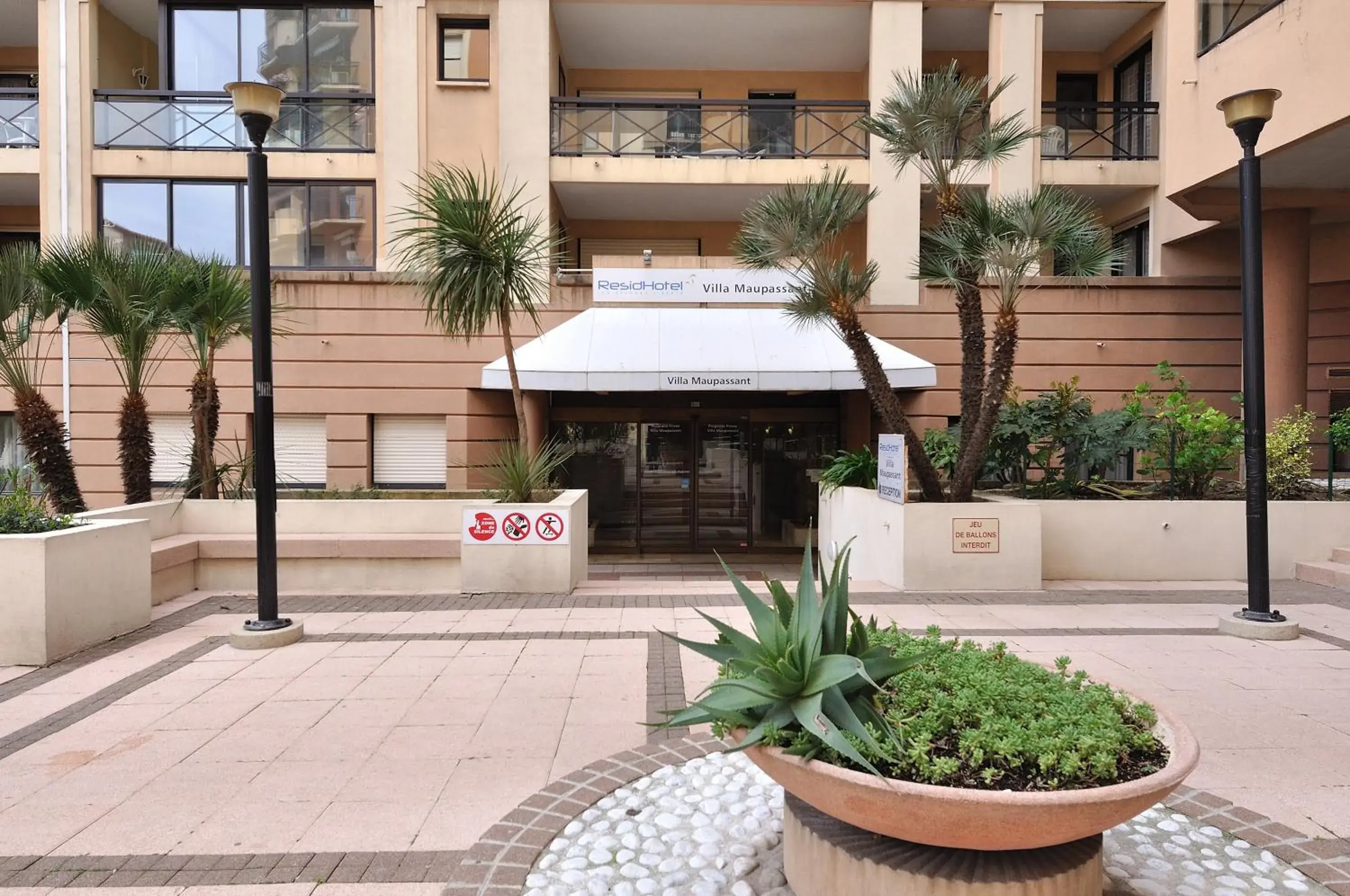 Facade/entrance in Residhotel Villa Maupassant