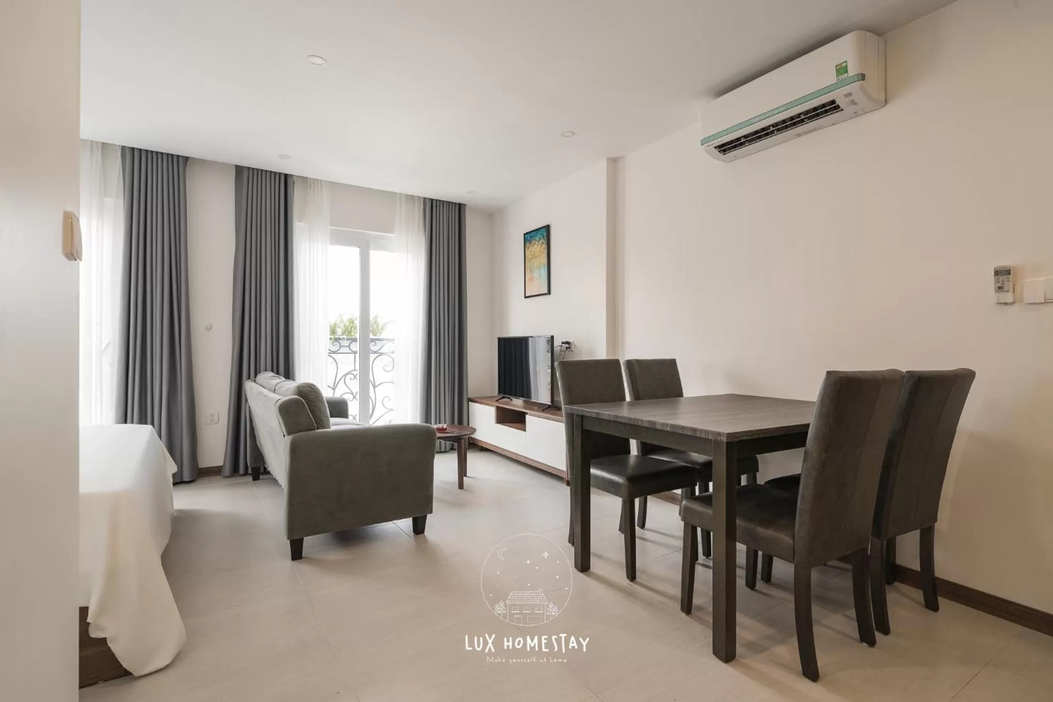 Communal lounge/ TV room in Lux Westlake Studio