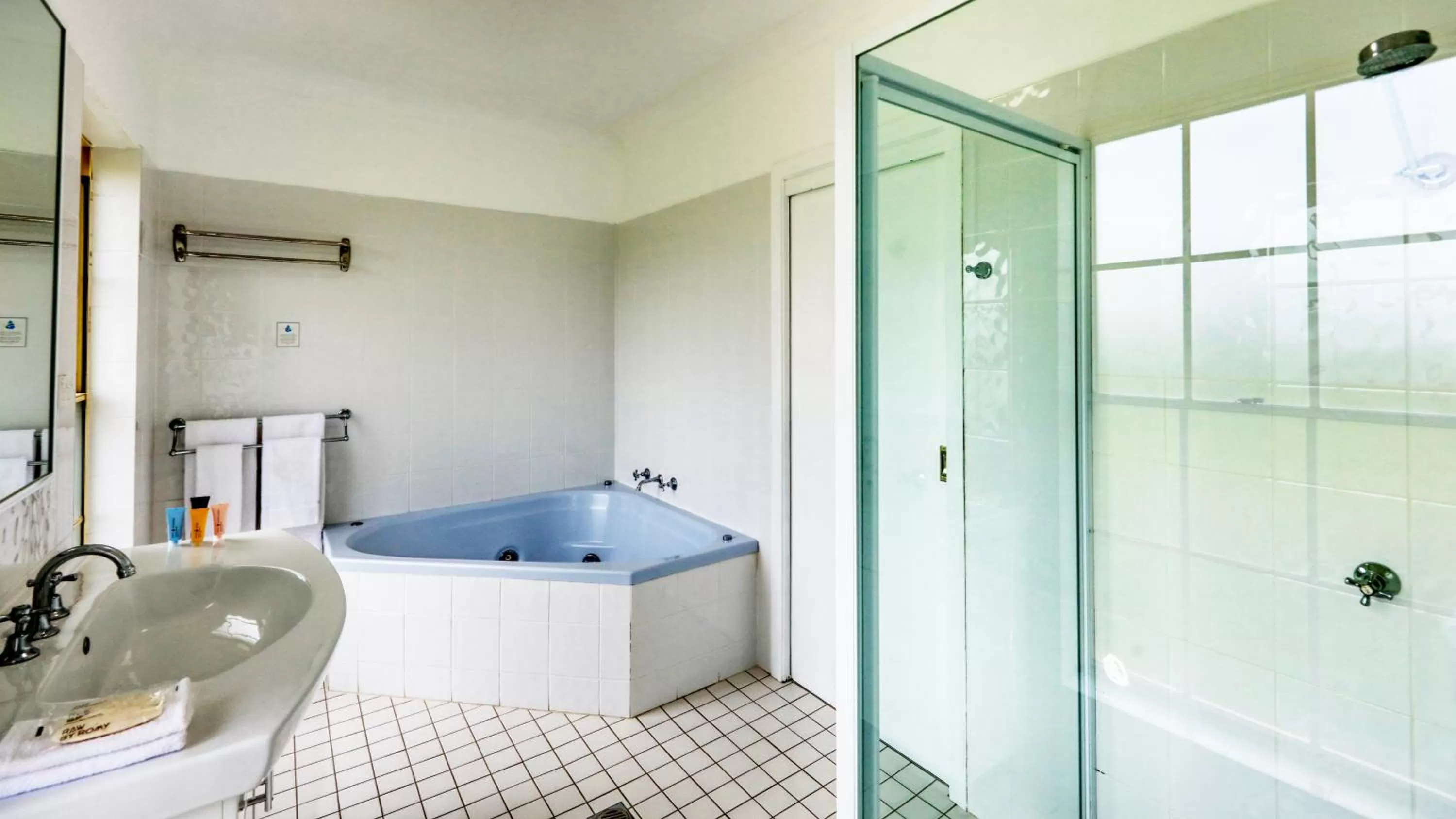 Spa and wellness centre/facilities in Country Gardens Motor Inn