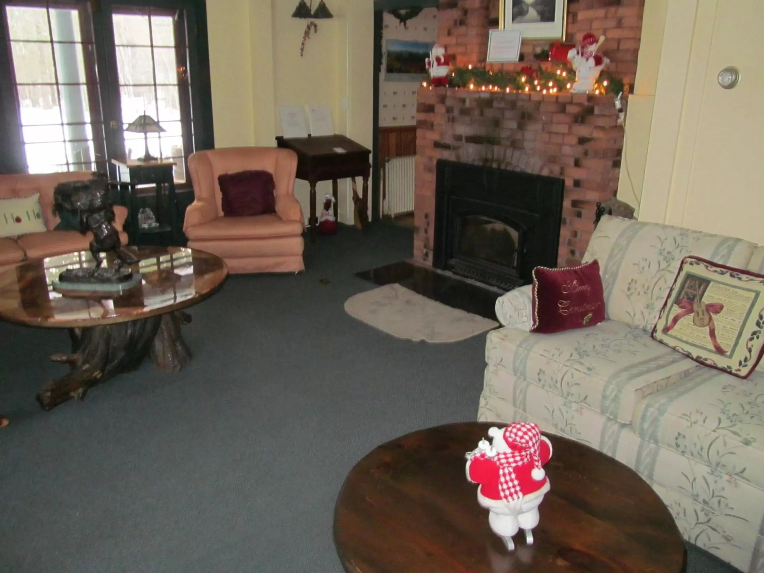 Communal lounge/ TV room, Seating Area in Trails End Inn