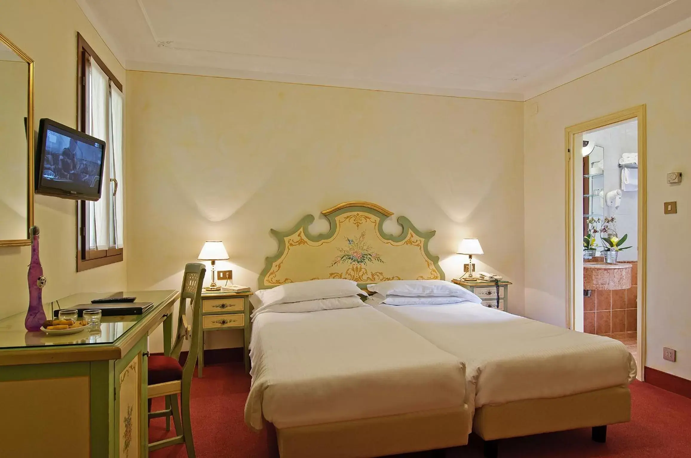 Bedroom, Bed in Hotel La Fenice et Des Artistes