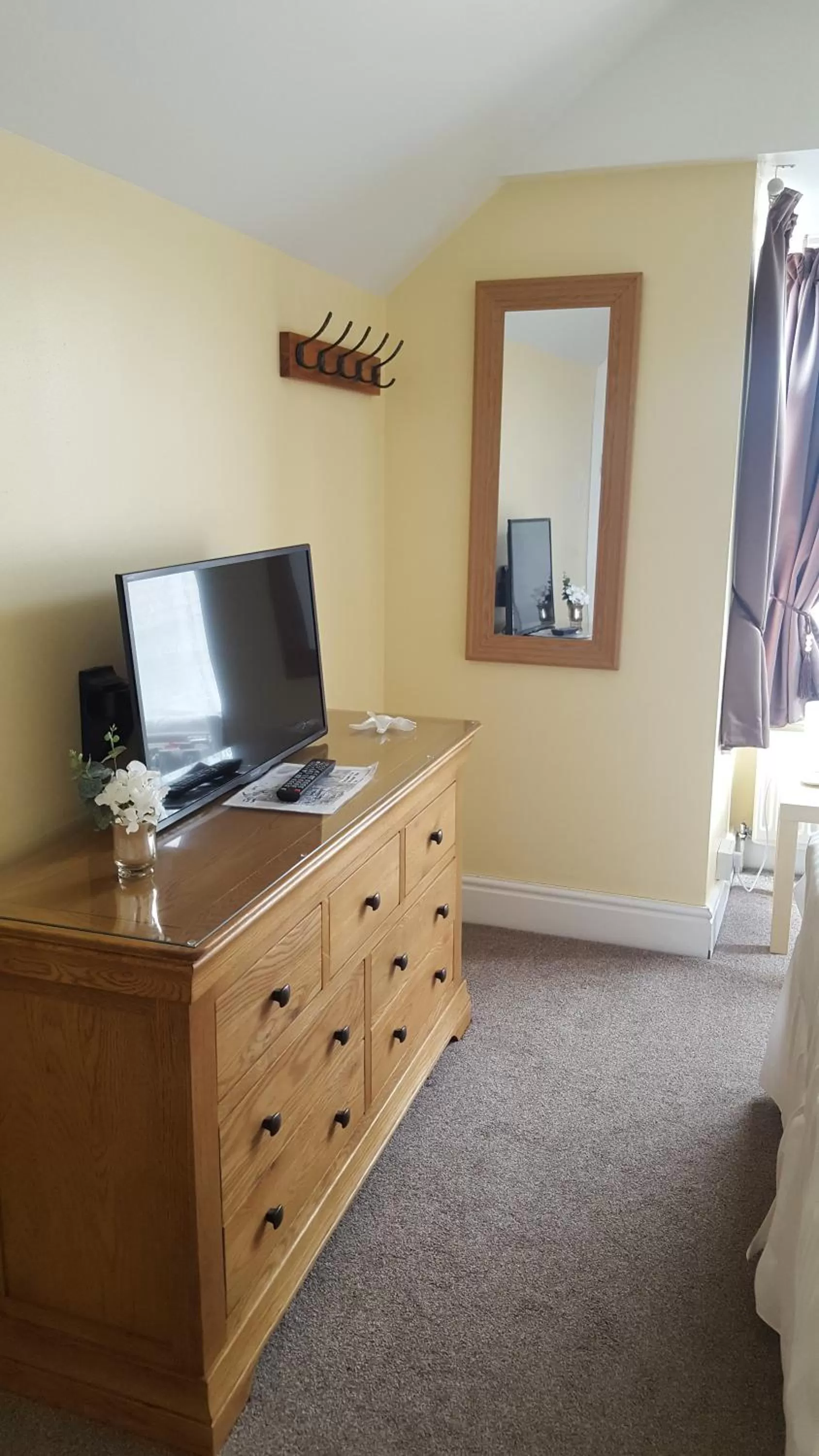 TV and multimedia, TV/Entertainment Center in The Beacon Hotel