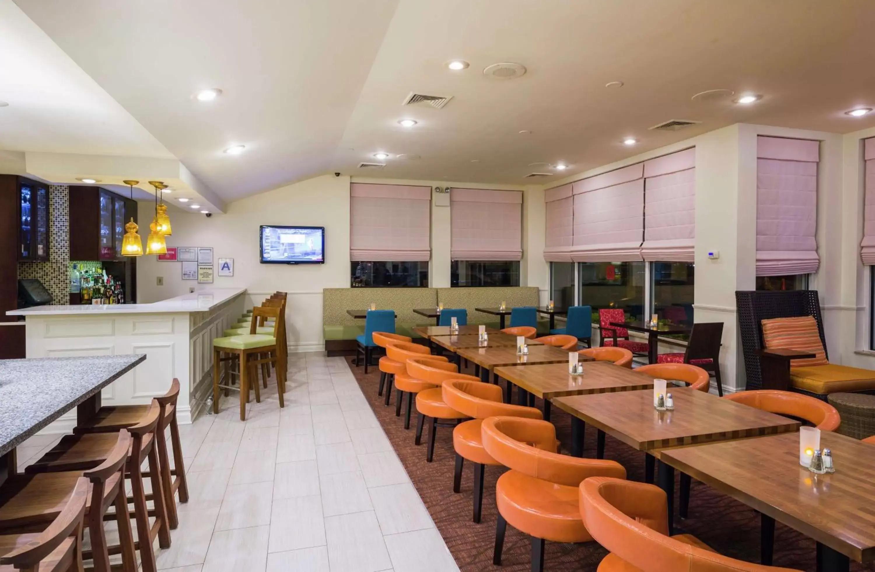 Lounge or bar in Hilton Garden Inn Queens/JFK