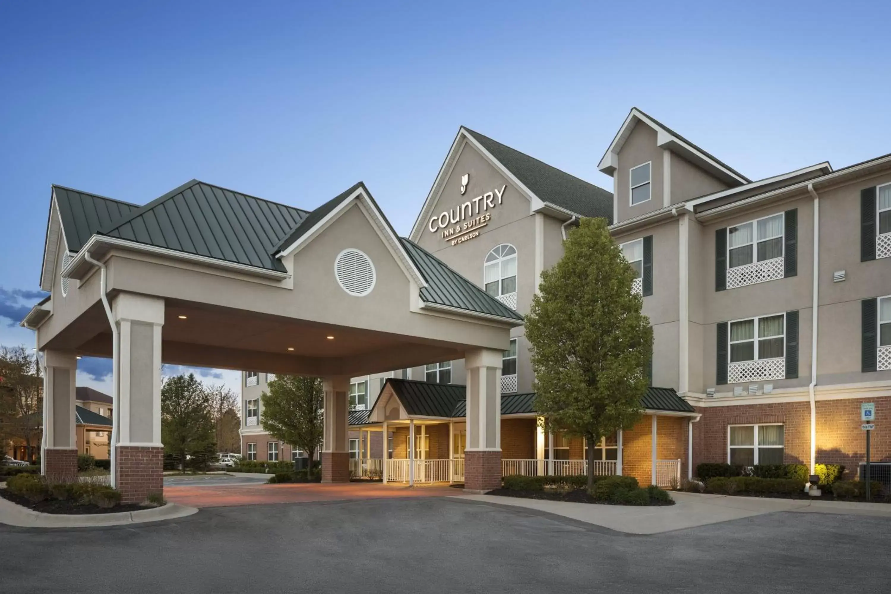 Facade/Entrance in Country Inn & Suites by Radisson, Toledo South, OH