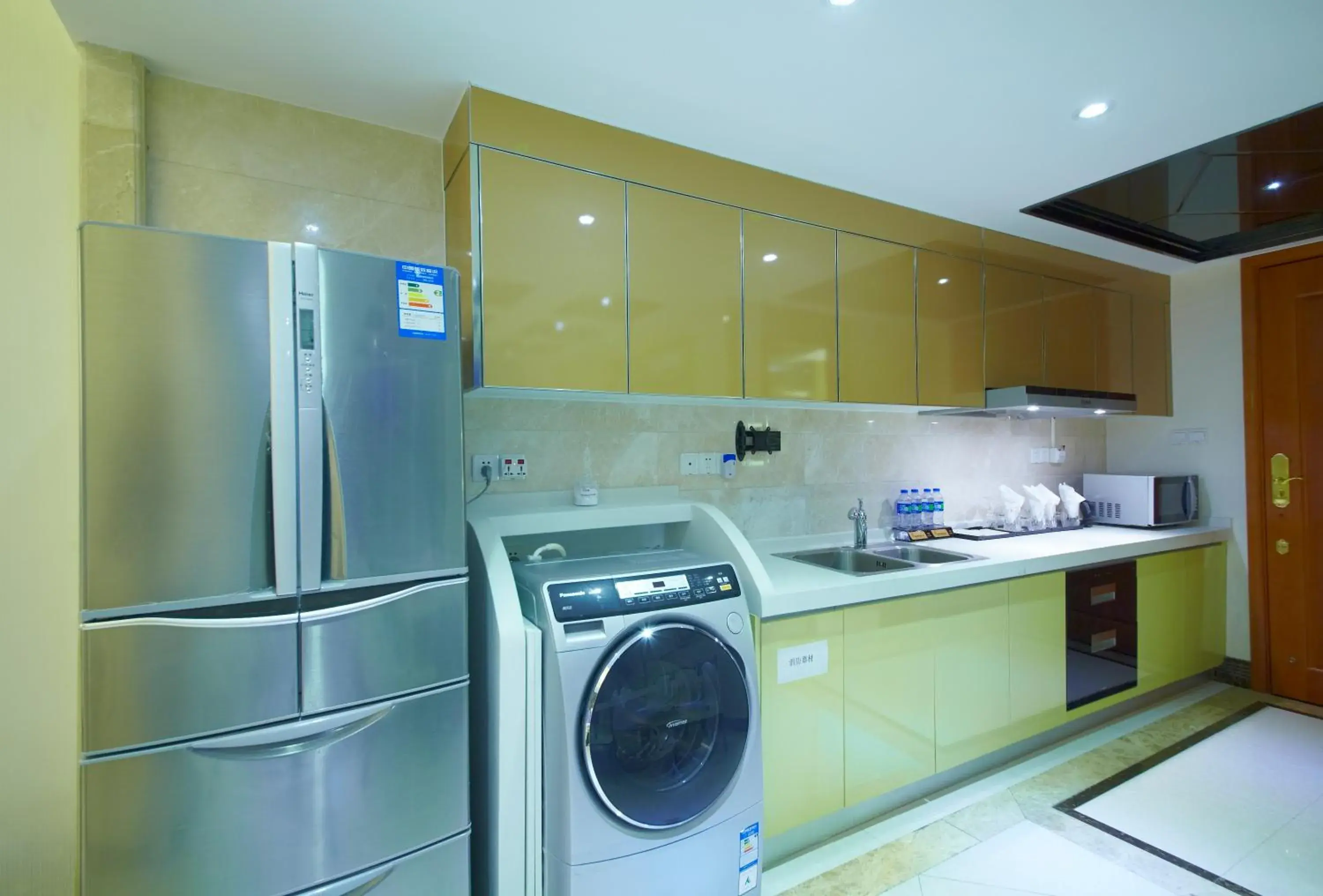 Coffee/tea facilities, Kitchen/Kitchenette in Louidon Mega Apartment Hotel Of Kam Rueng Plaza - Sunshine Apartment