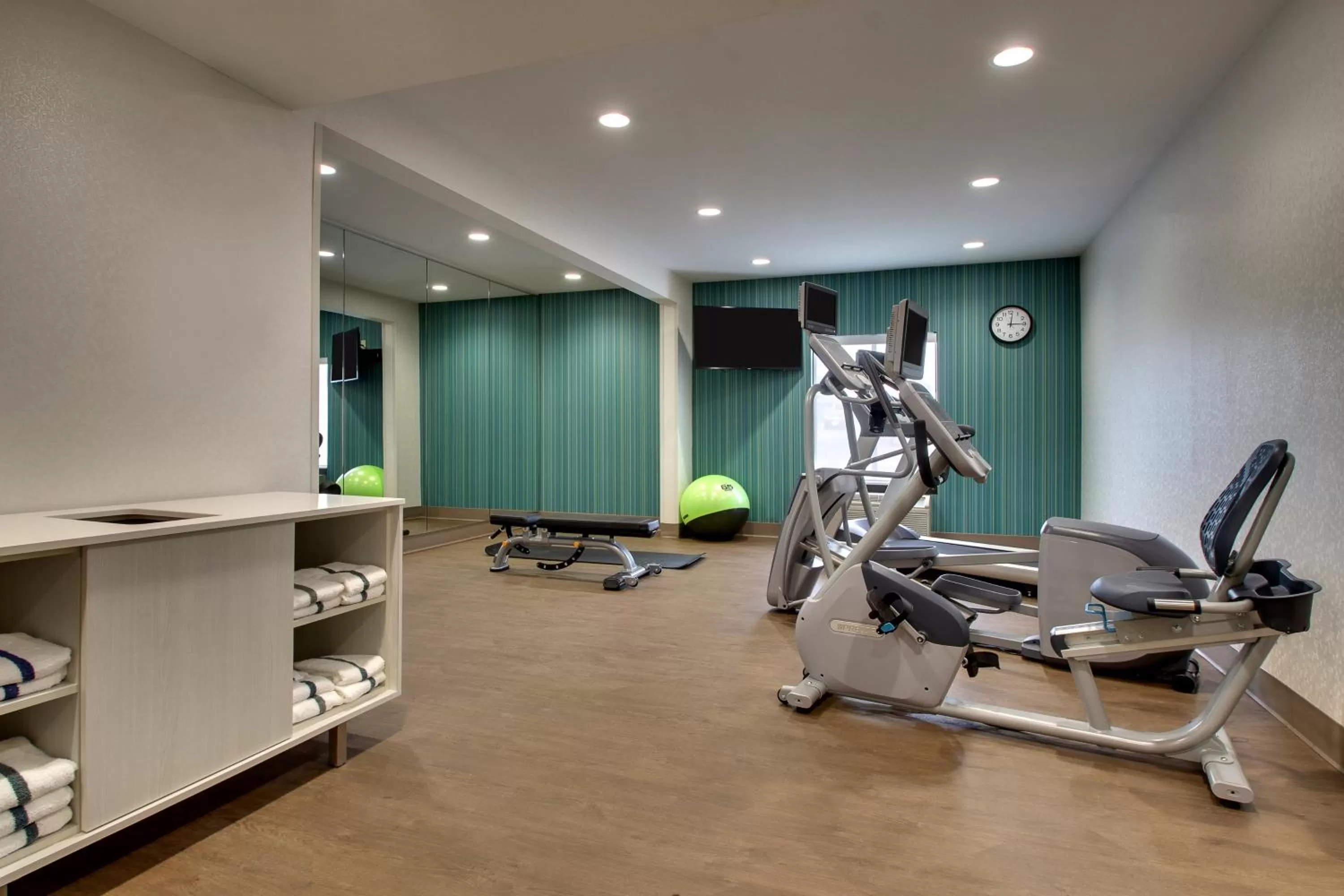 Fitness centre/facilities in Holiday Inn Express Hotel & Suites Cedar Rapids I-380 at 33rd Avenue by IHG