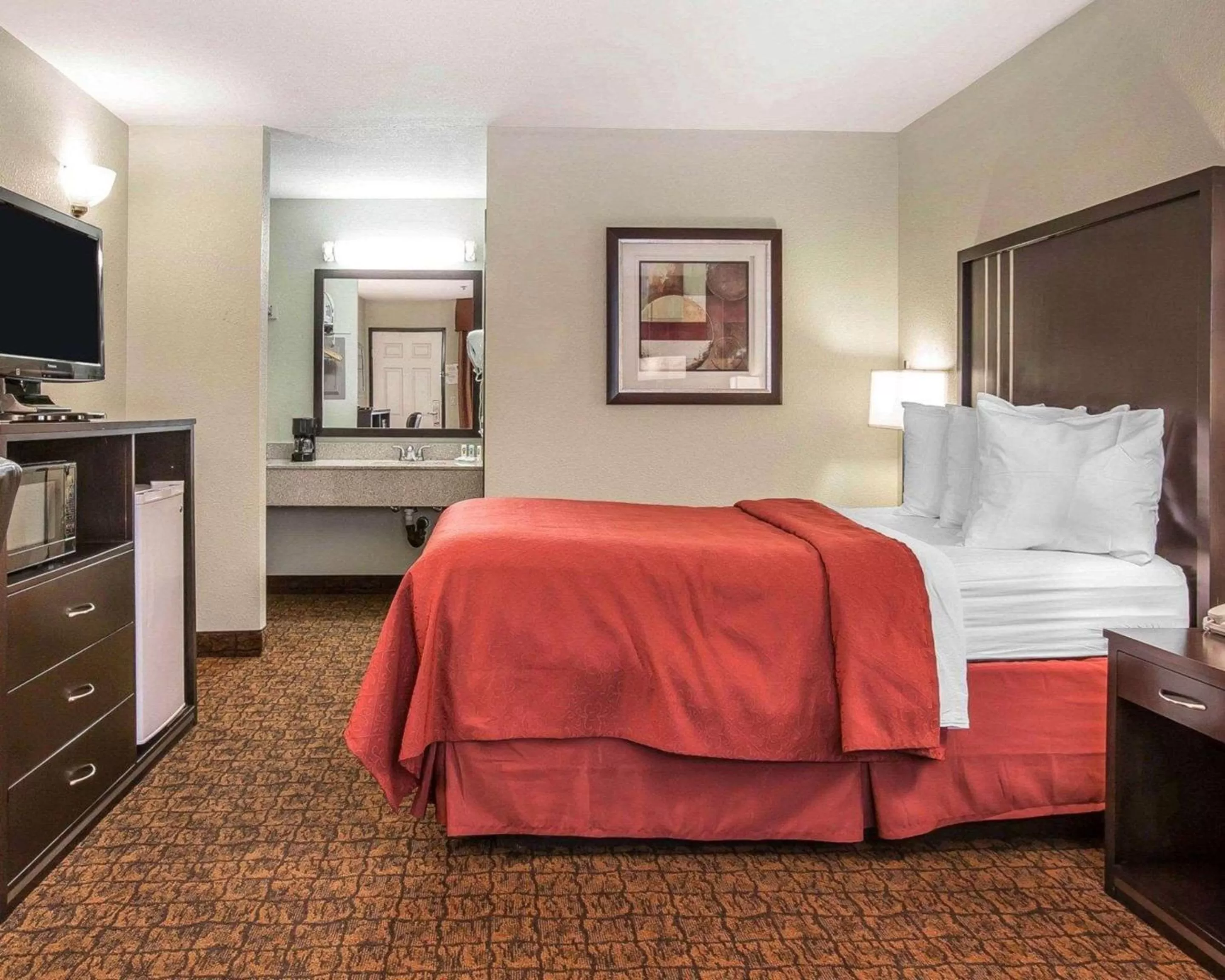 Photo of the whole room, Bed in Quality Inn & Suites Woodland - Sacramento Airport