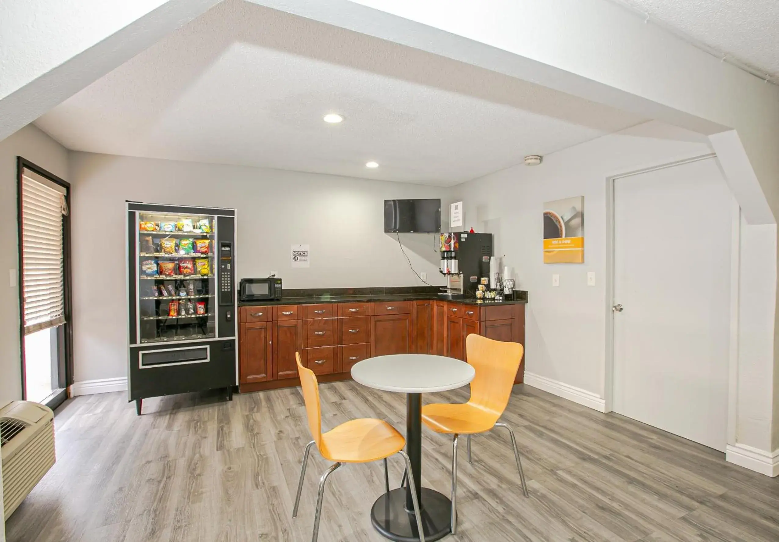 Property building in Motel 6-Dayton, OH - Englewood Property building in Motel 6-Dayton, OH - Englewood