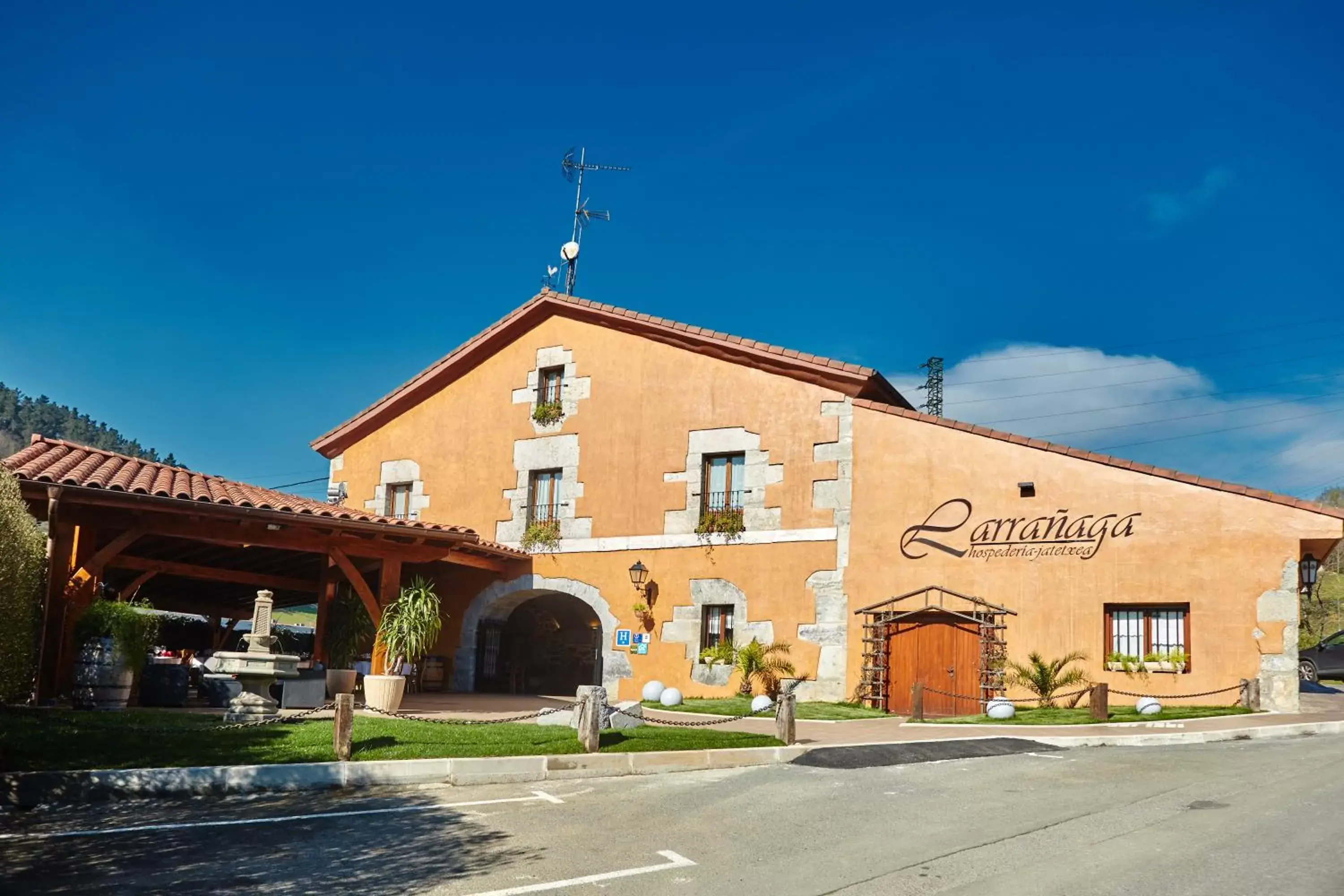 Facade/entrance, Property Building in Hotel Larrañaga