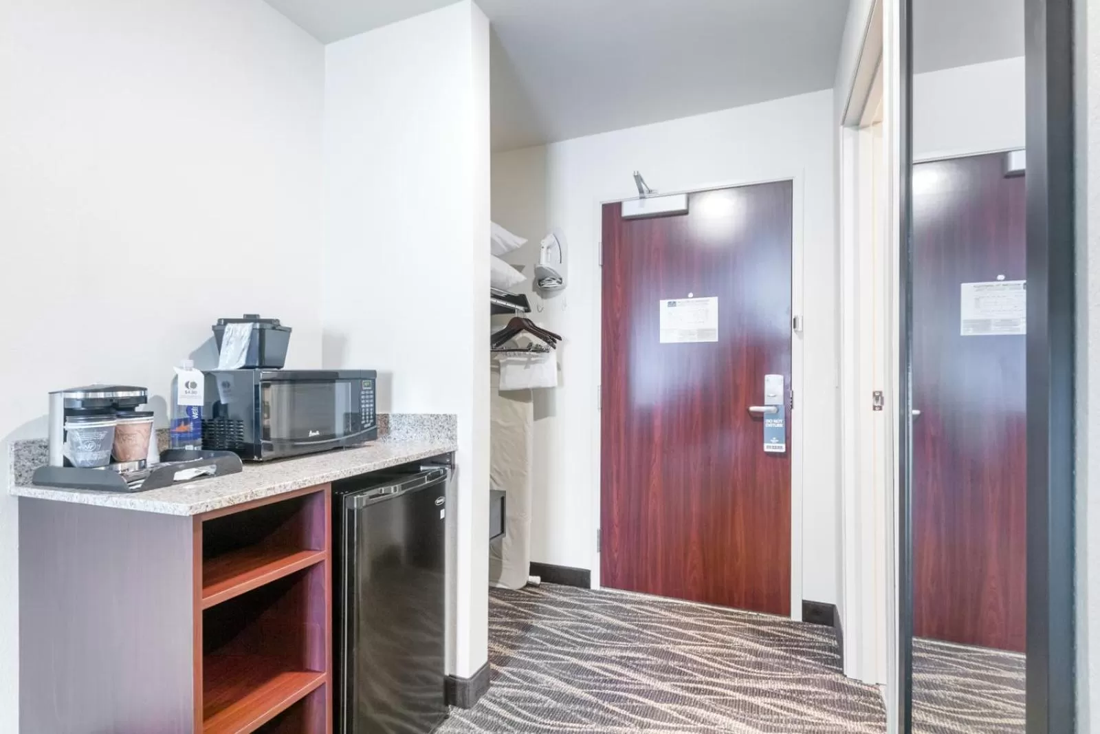 Coffee/tea facilities in Cobblestone Hotel & Suites - Janesville