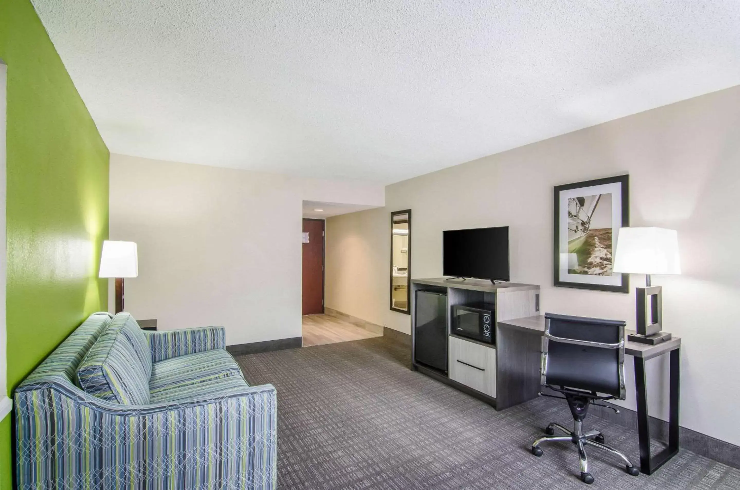 Bedroom, Seating Area in Quality Inn Saraland