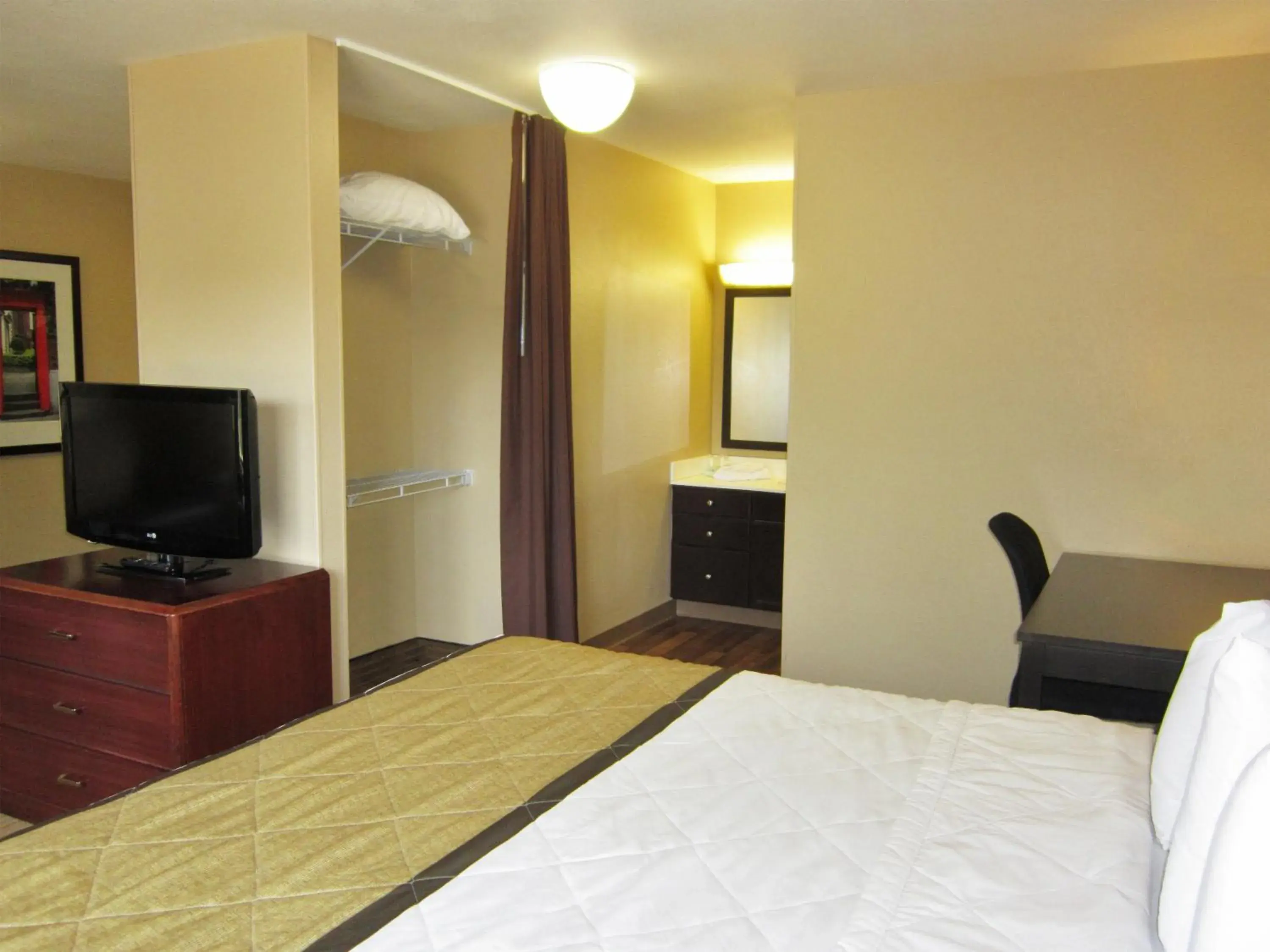 Bed, TV/Entertainment Center in Sonesta Simply Suites Stafford