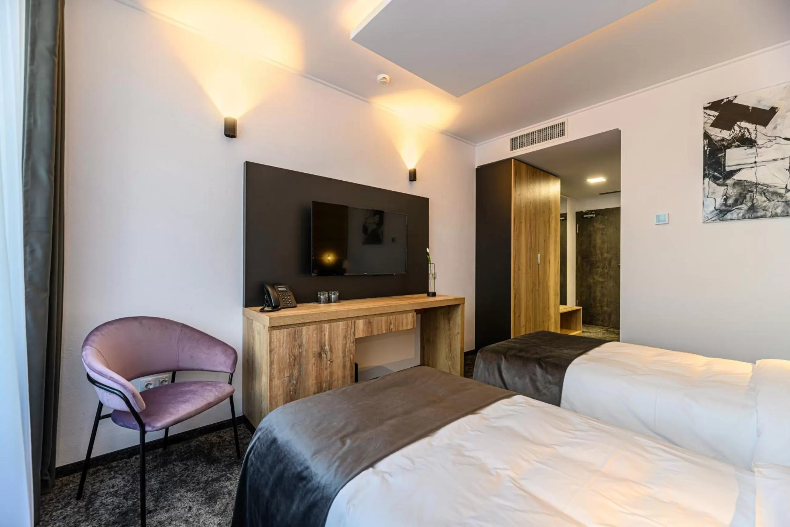 Communal lounge/ TV room, Bed in B THE HOTEL