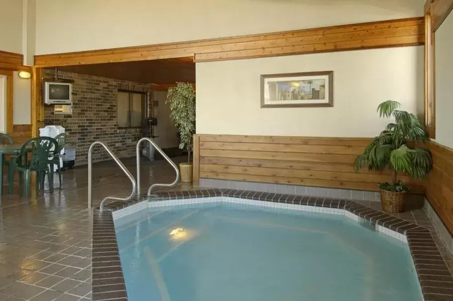 Hot Tub, Swimming Pool in Days Inn by Wyndham Helena