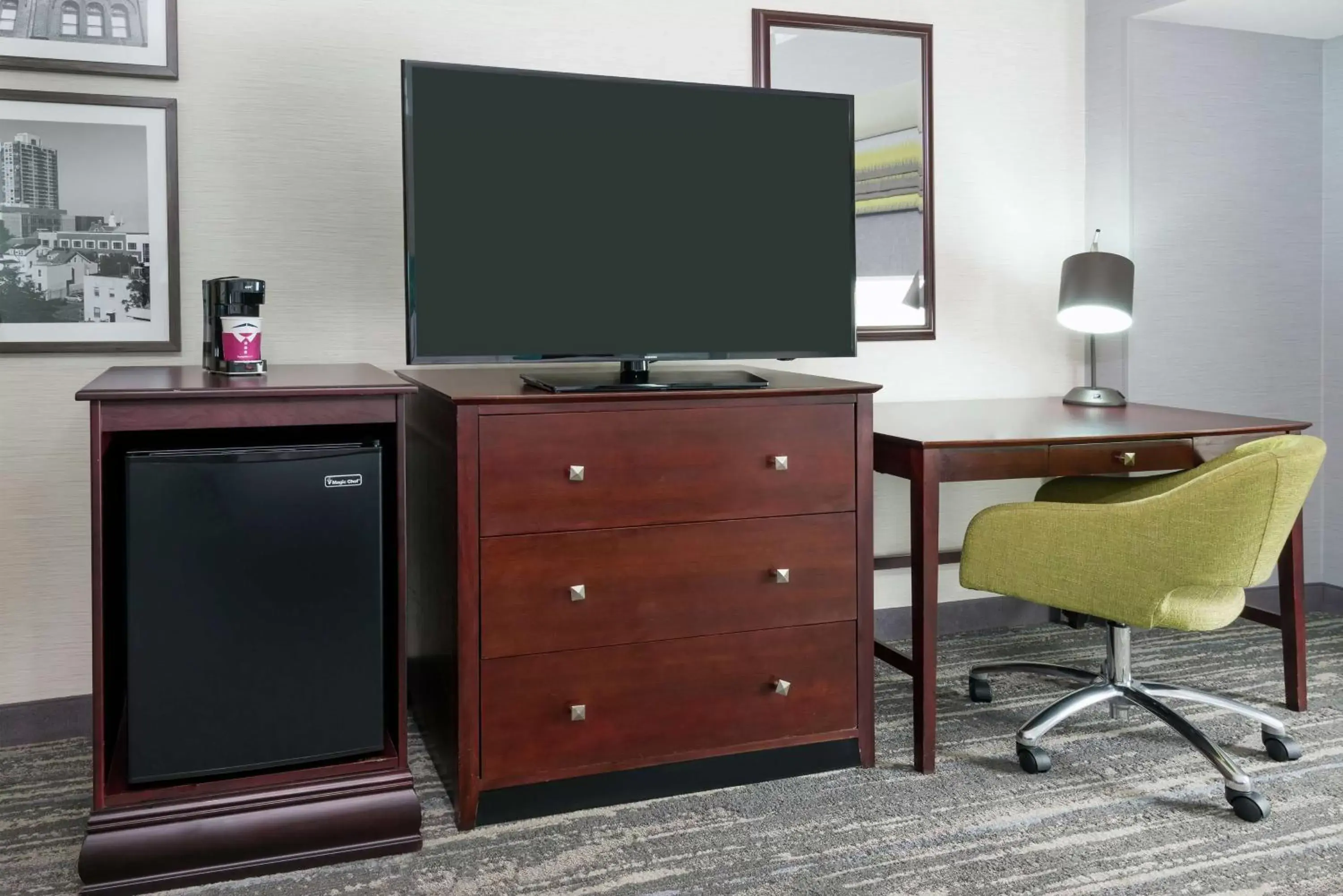 Bedroom, TV/Entertainment Center in Hampton Inn South Plainfield-Piscataway