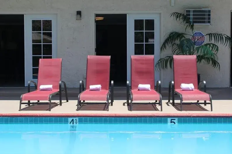 Swimming Pool in California Suites Hotel