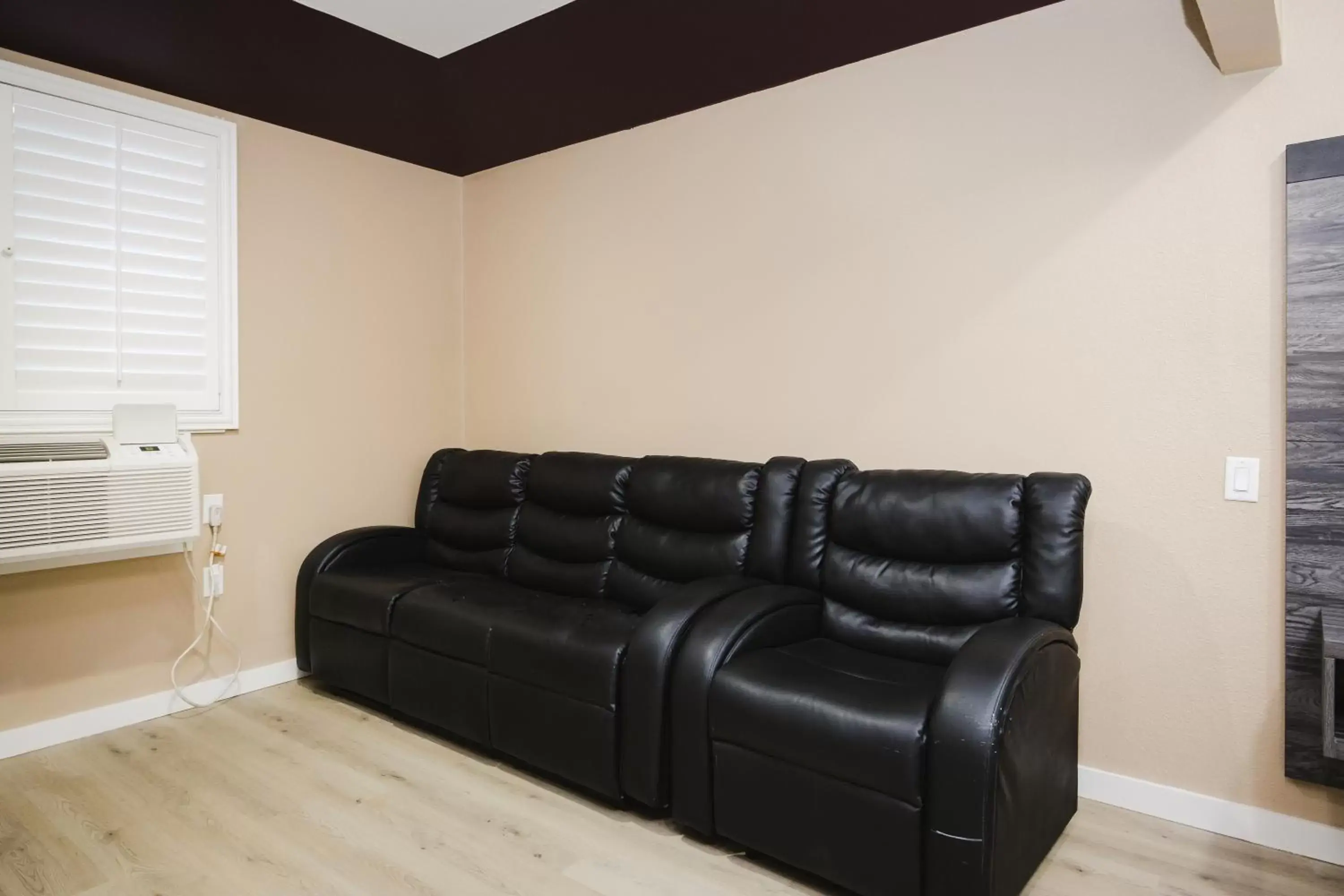 Living room, Seating Area in Sapphire Inn & Suites