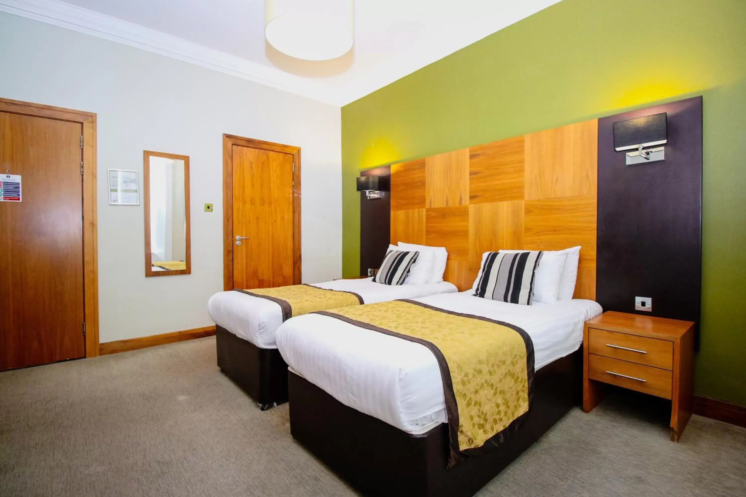 Bedroom, Bed in Acorn Hotel