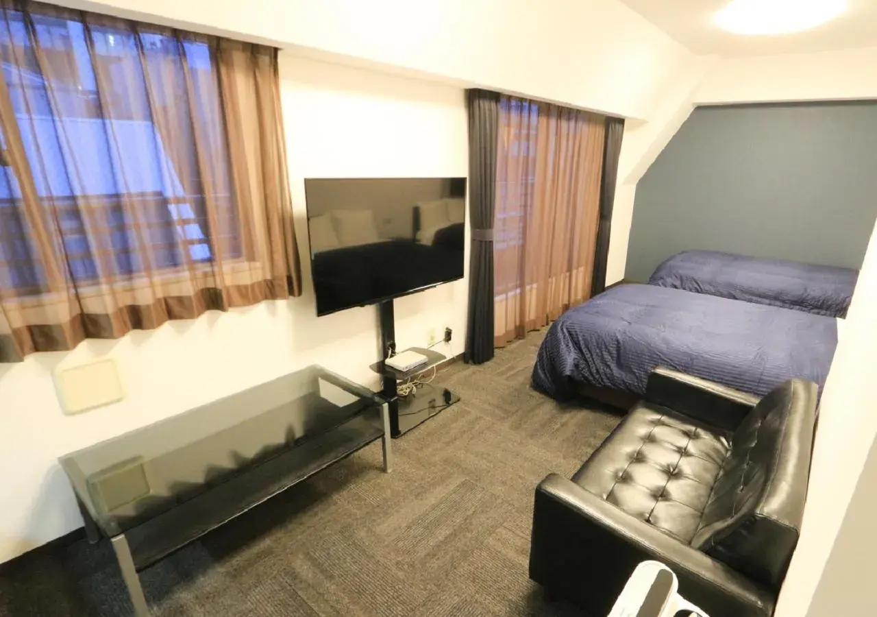 Bed, TV/Entertainment Center in HOTEL LiVEMAX BUDGET Shinbashi