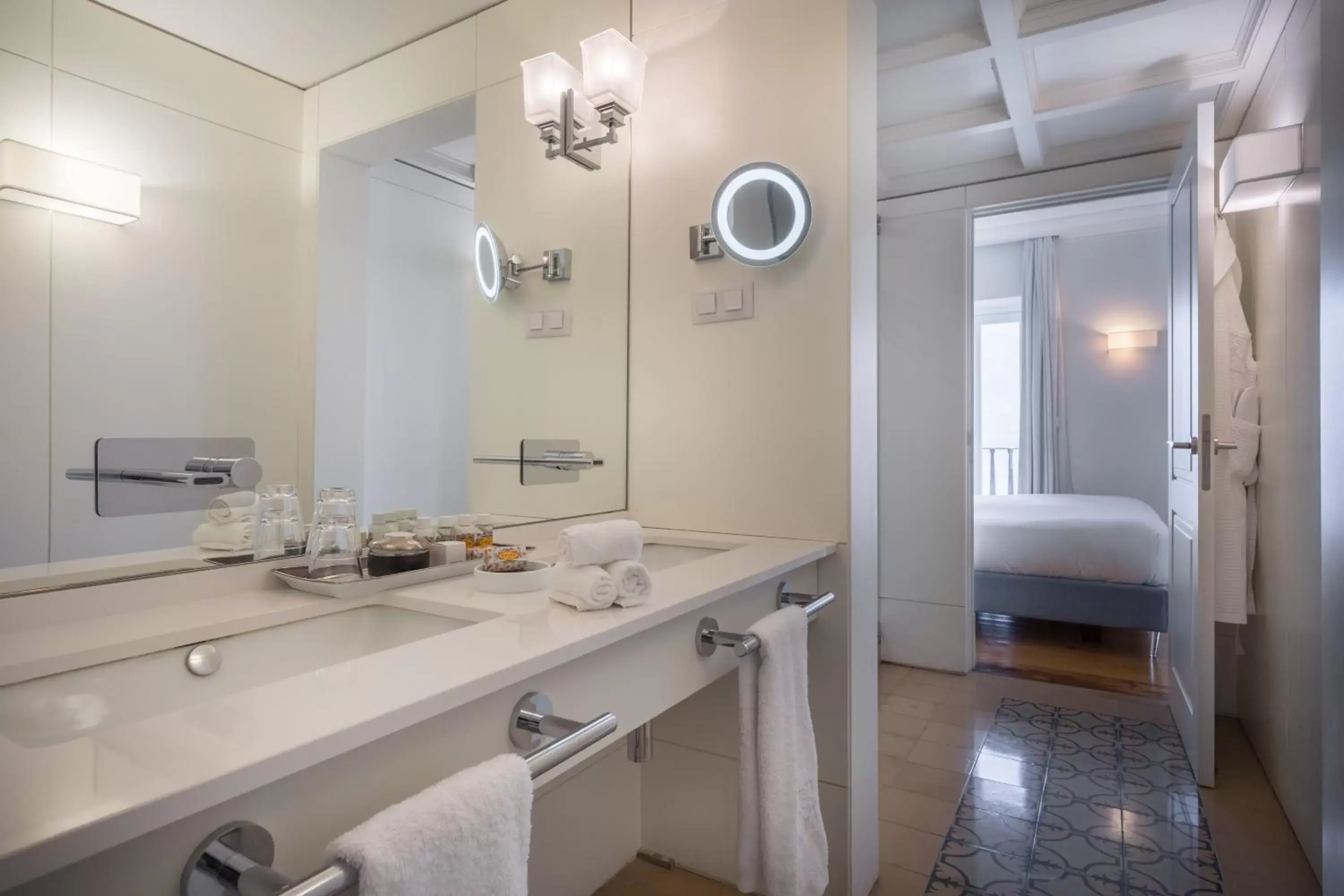 Bathroom in Santiago de Alfama - Boutique Hotel