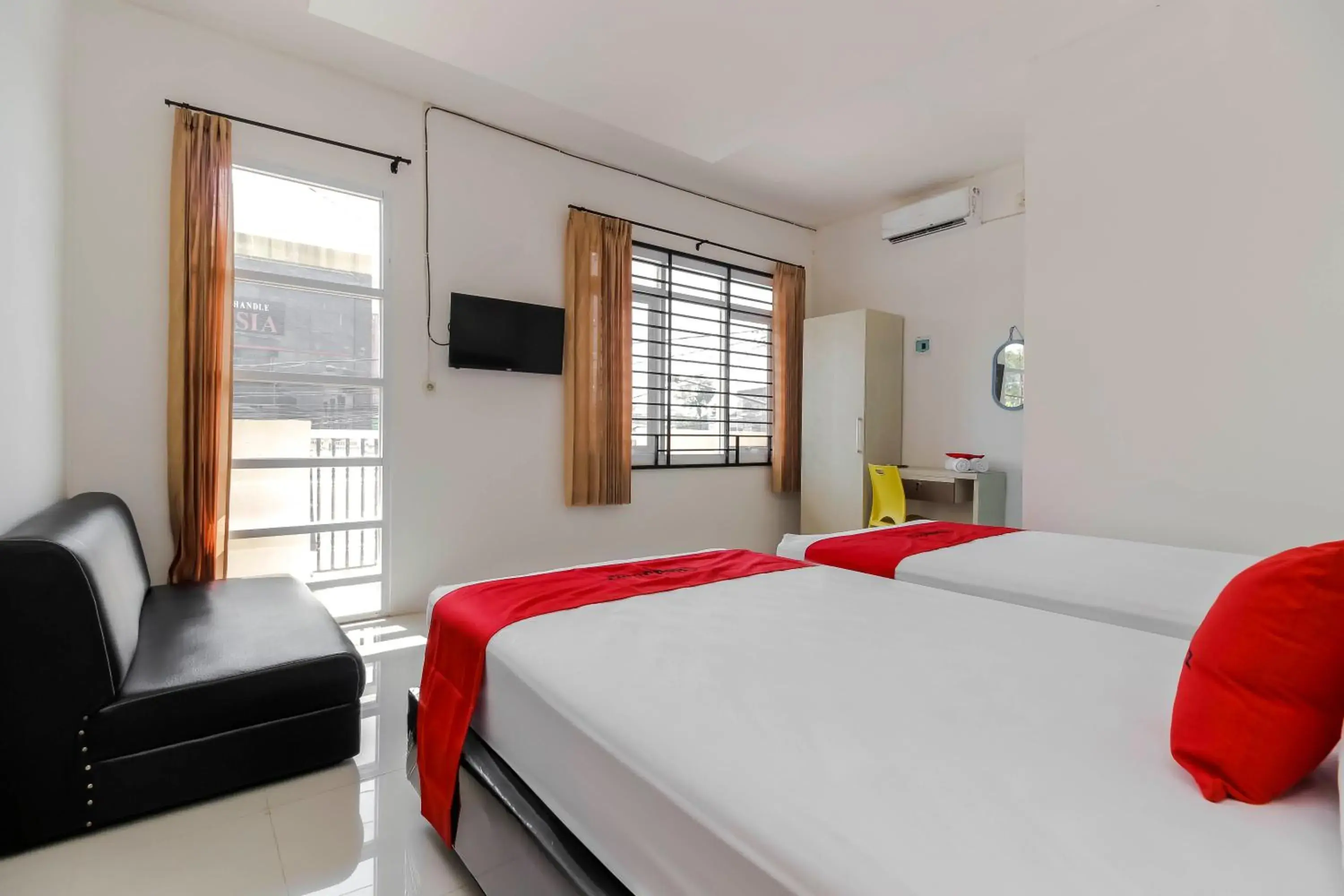 Bedroom, Bed in RedDoorz near Palembang Trade Center