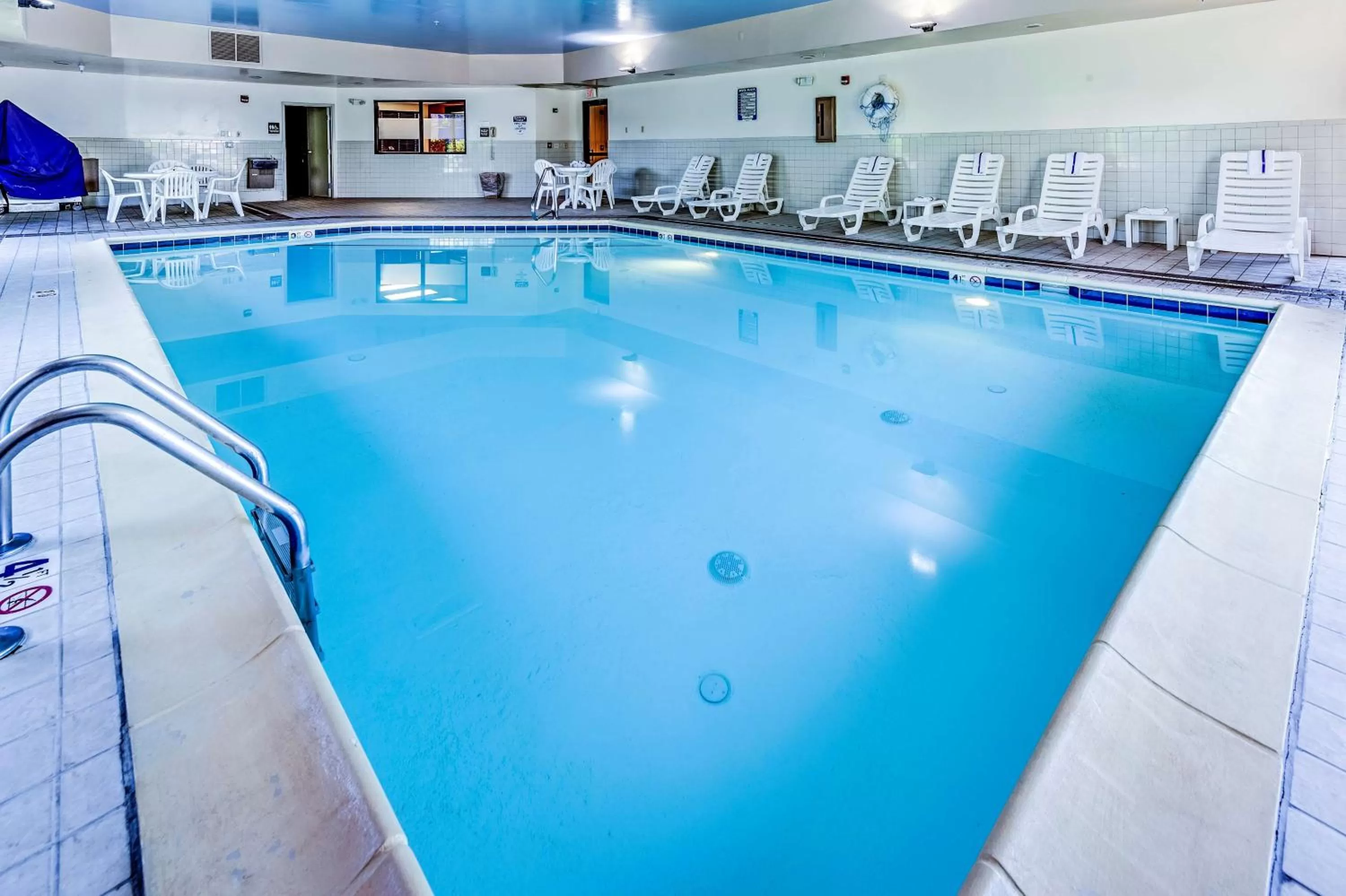 Pool view in Hampton Inn Columbus I-70E/Hamilton Road