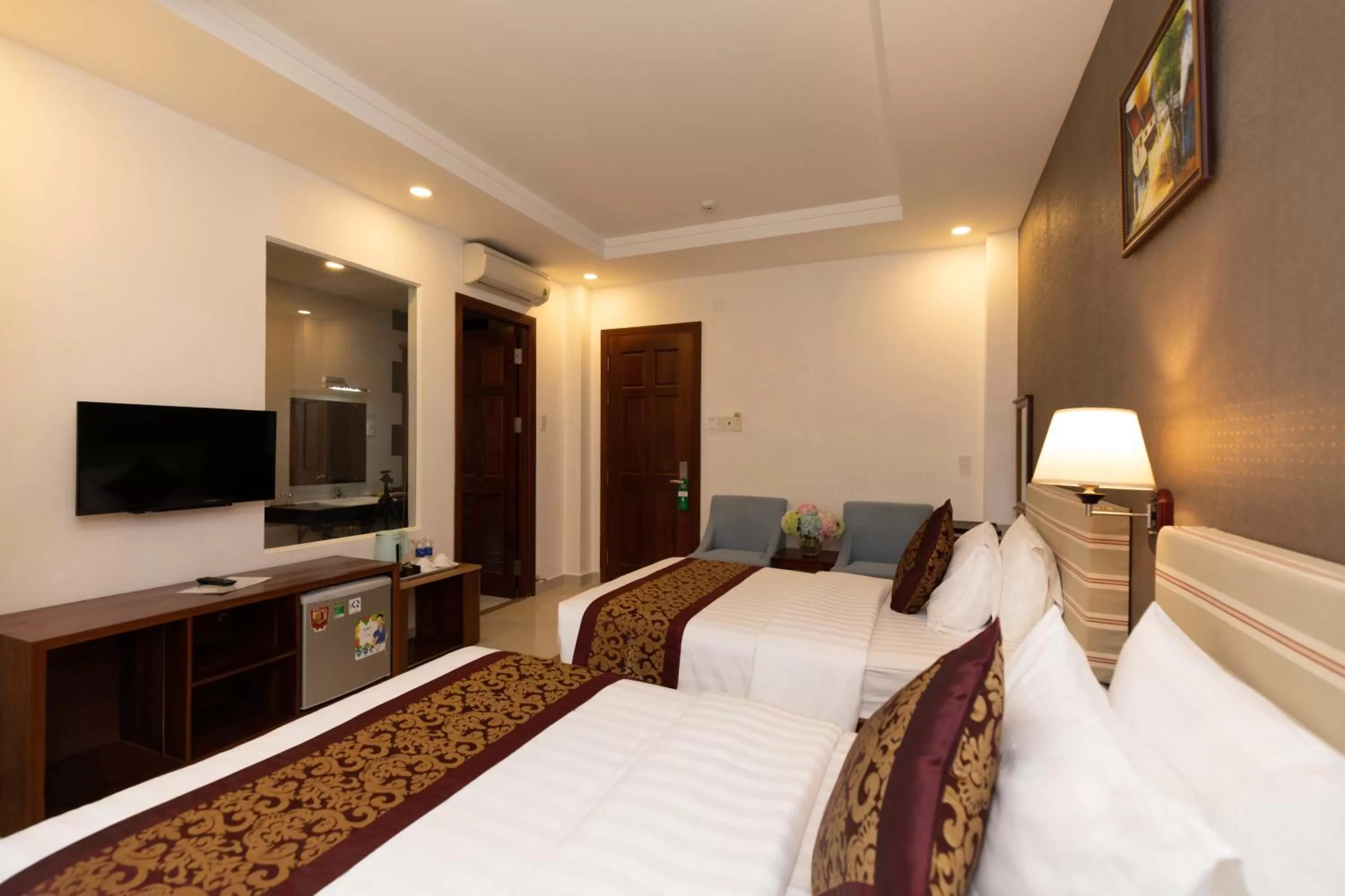 Bed in Airport Saigon Hotel - Gần ẩm thực đêm chợ Phạm Văn Hai