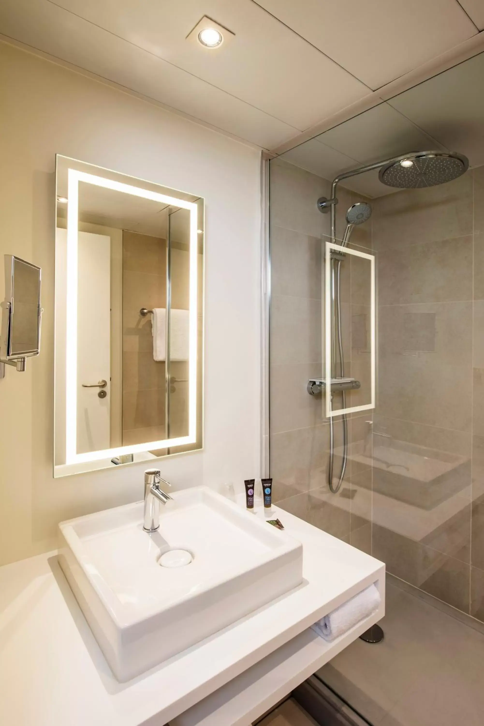 Property building, Bathroom in Novotel Rennes Alma