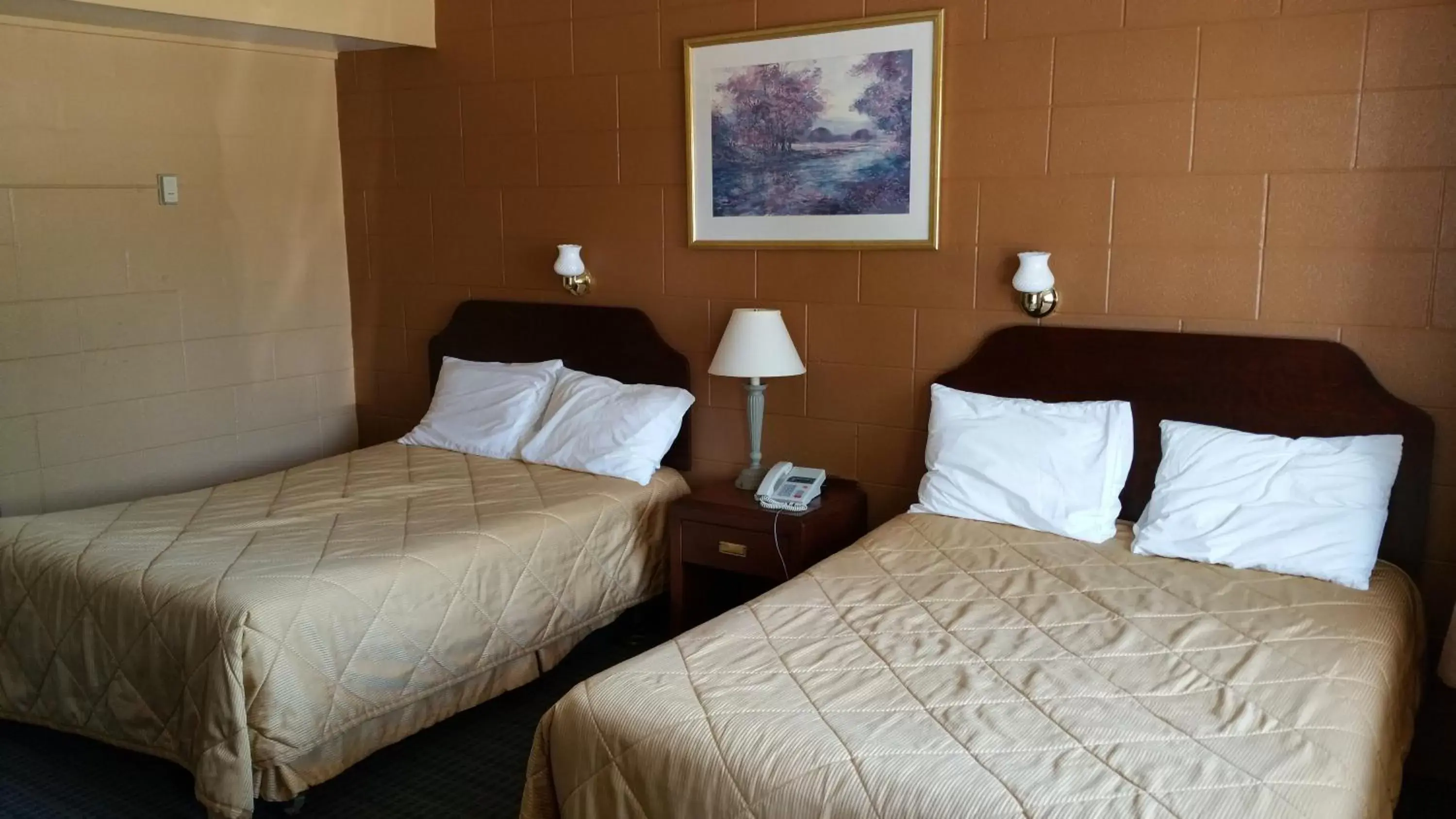 Bed, Room Photo in Riverview Motel