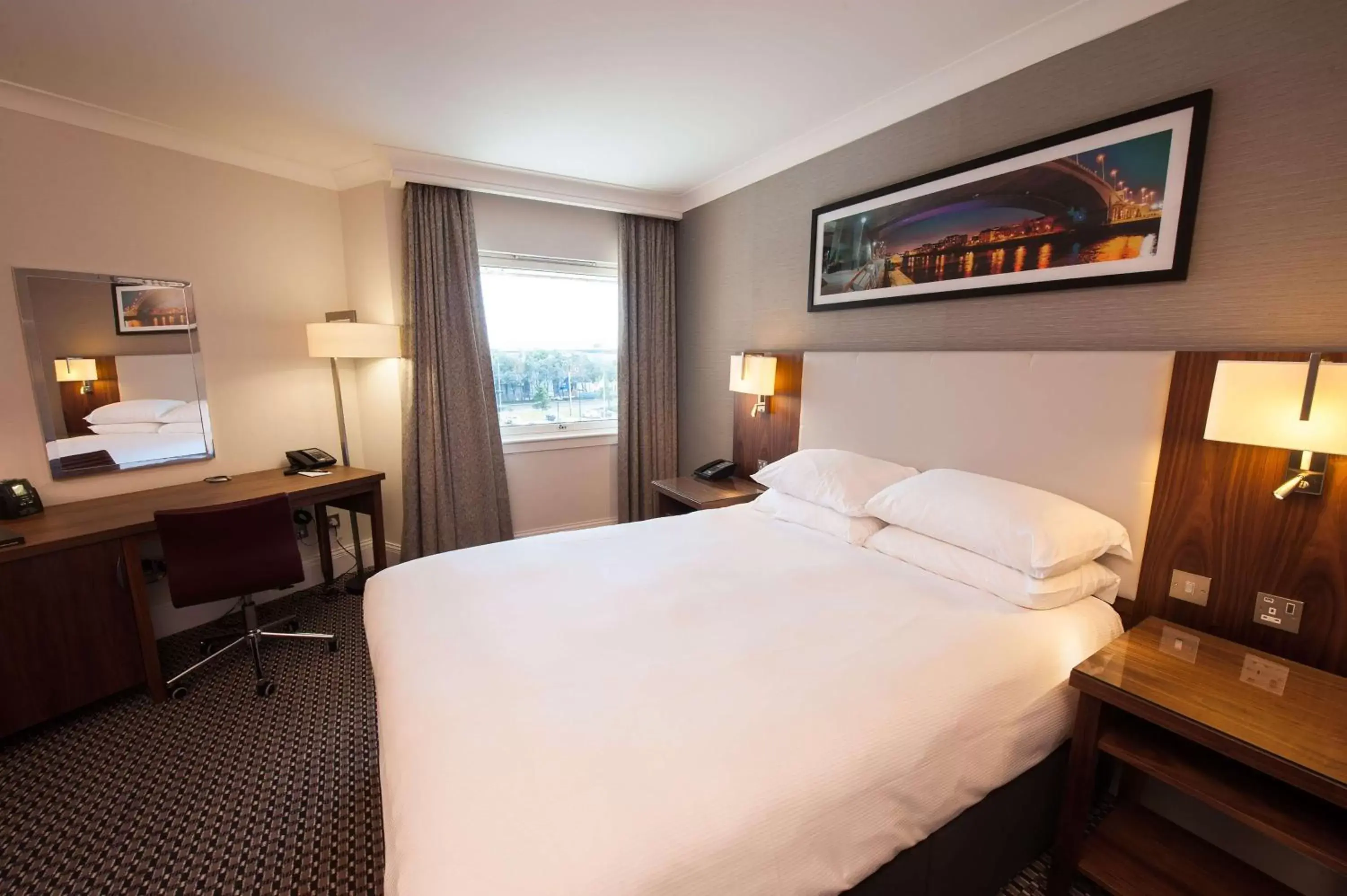 Deluxe Queen Room in Doubletree By Hilton Glasgow Strathclyde Deluxe Queen Room in Doubletree By Hilton Glasgow Strathclyde