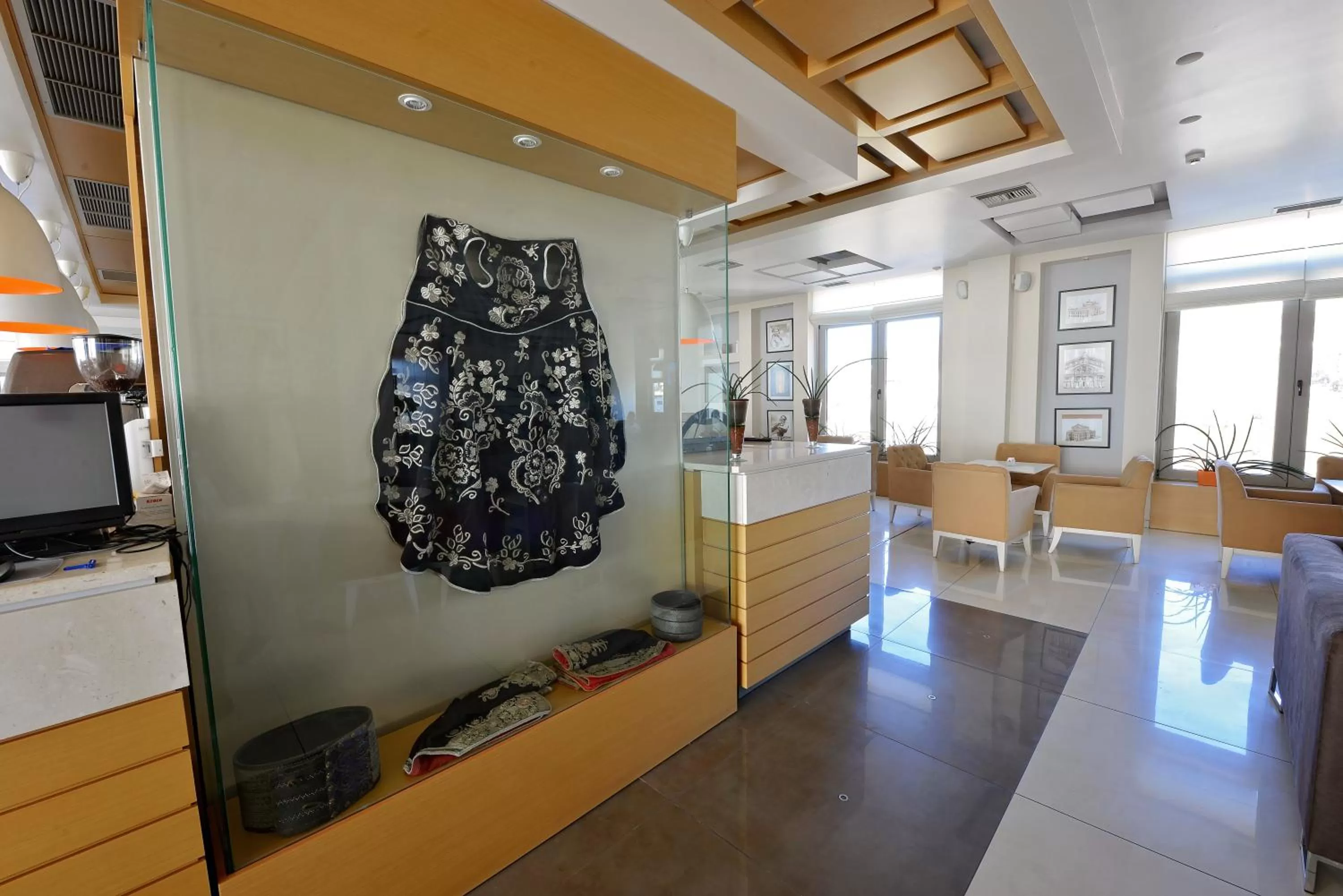 Restaurant/places to eat in Jolly Hotel