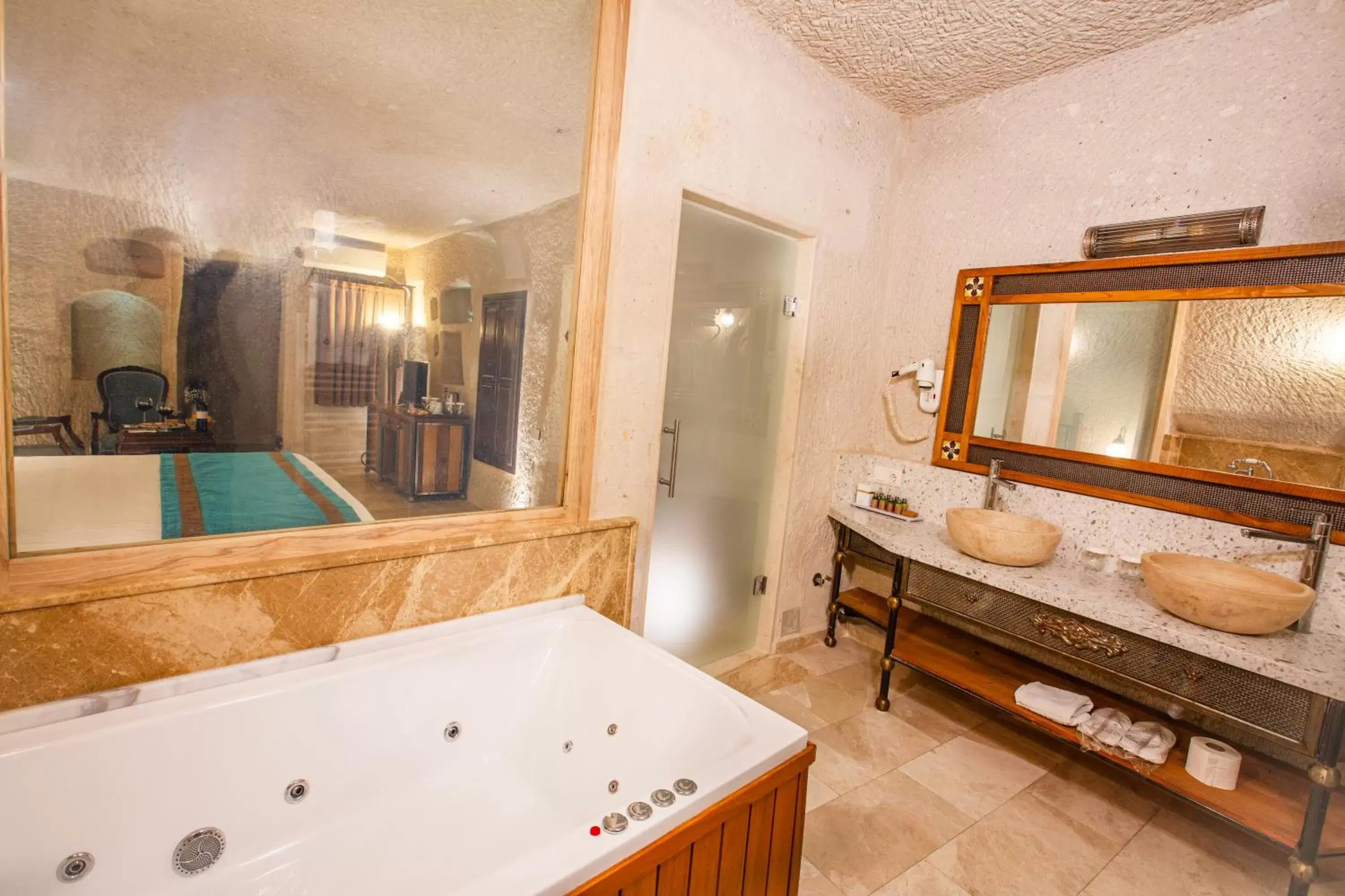 Hot Tub, Bathroom in Imperial Cave Suites & Spa